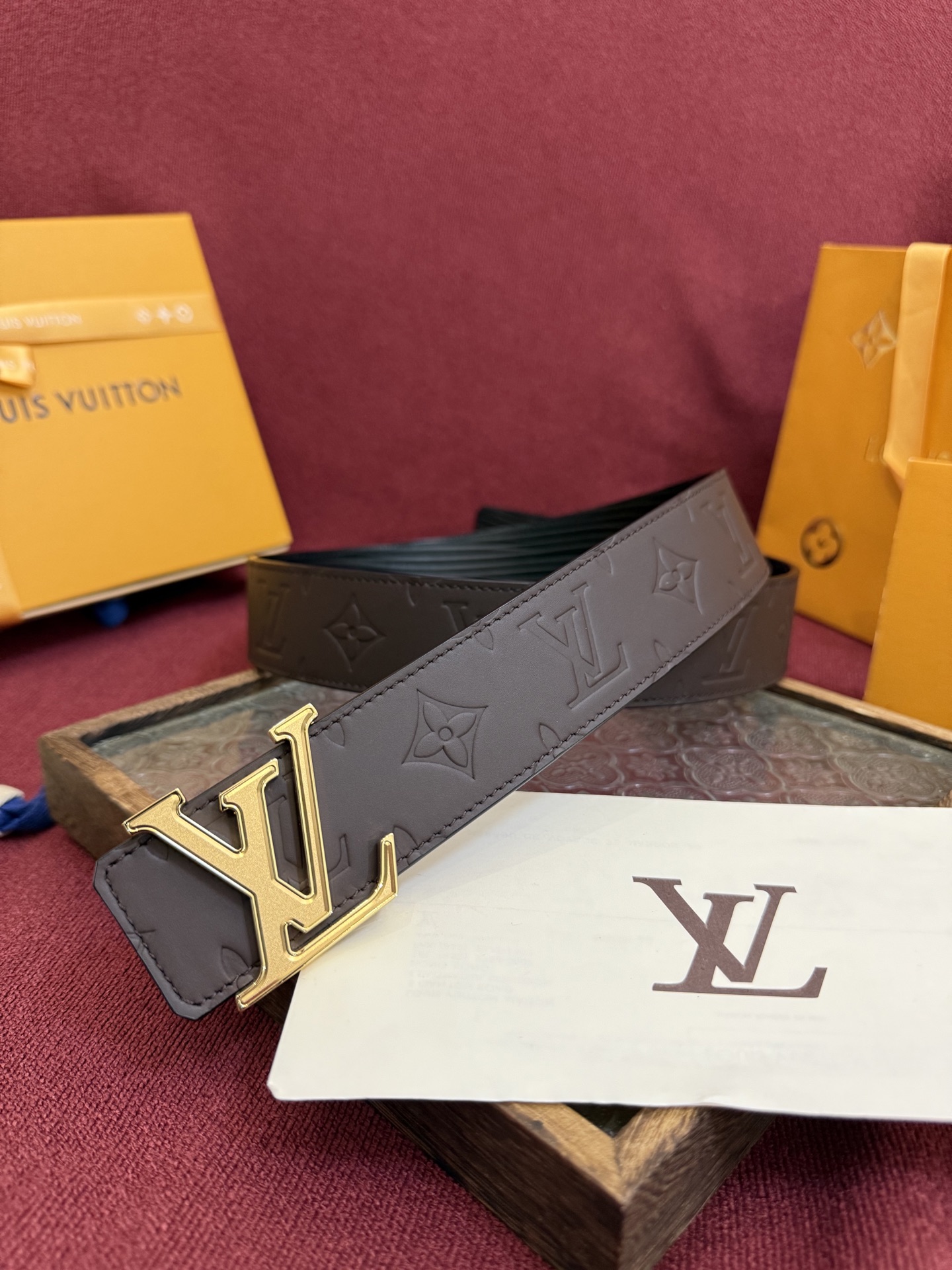 LV Dimension Drift 双面腰带以路易威登的经典元素挥洒街头型格。Monogram 图案一