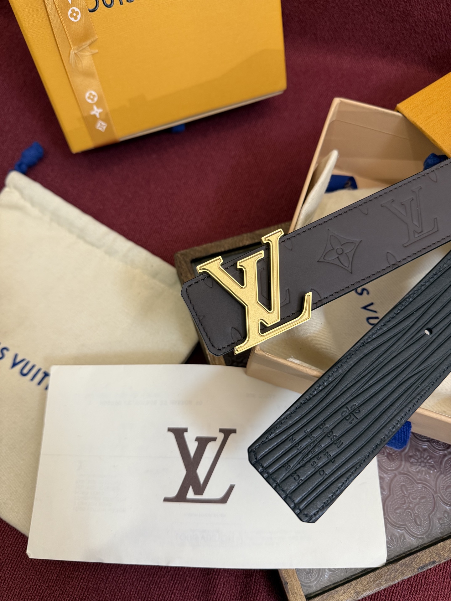 LV Dimension Drift 双面腰带以路易威登的经典元素挥洒街头型格。Monogram 图案一