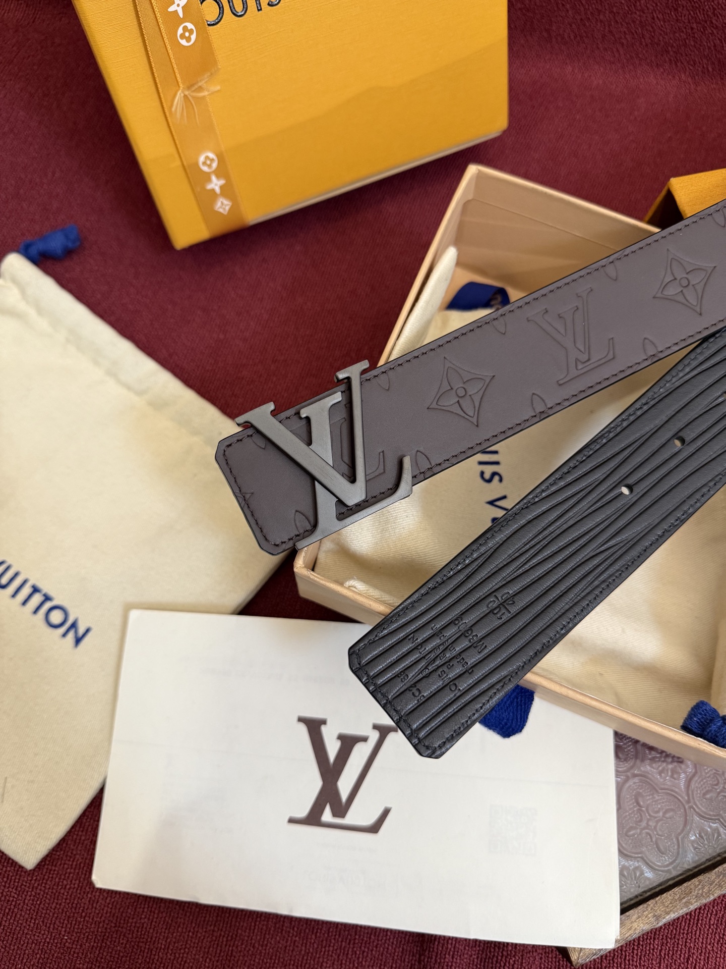 LV Dimension Drift 双面腰带以路易威登的经典元素挥洒街头型格。Monogram 图案一