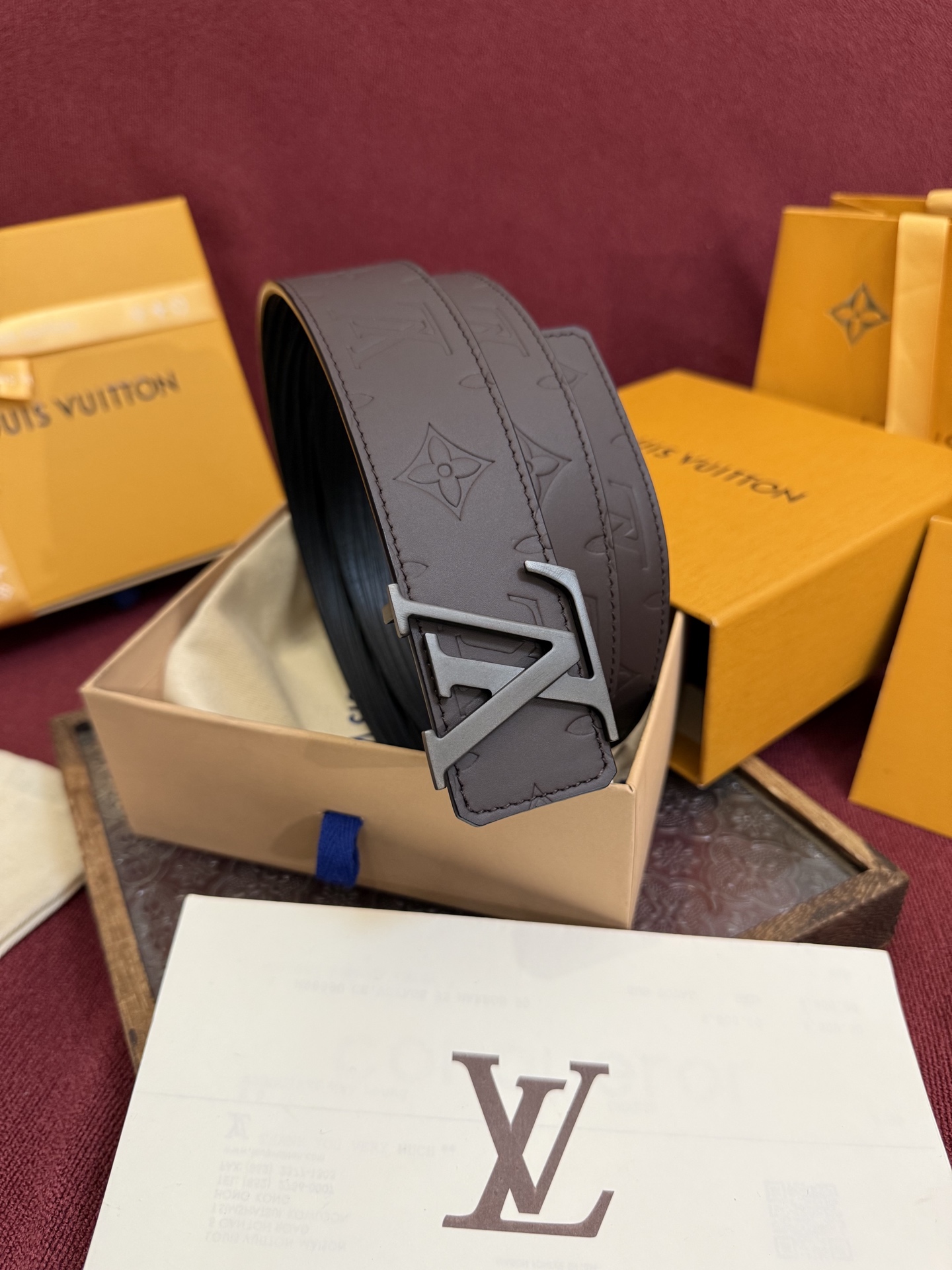 LV Dimension Drift 双面腰带以路易威登的经典元素挥洒街头型格。Monogram 图案一