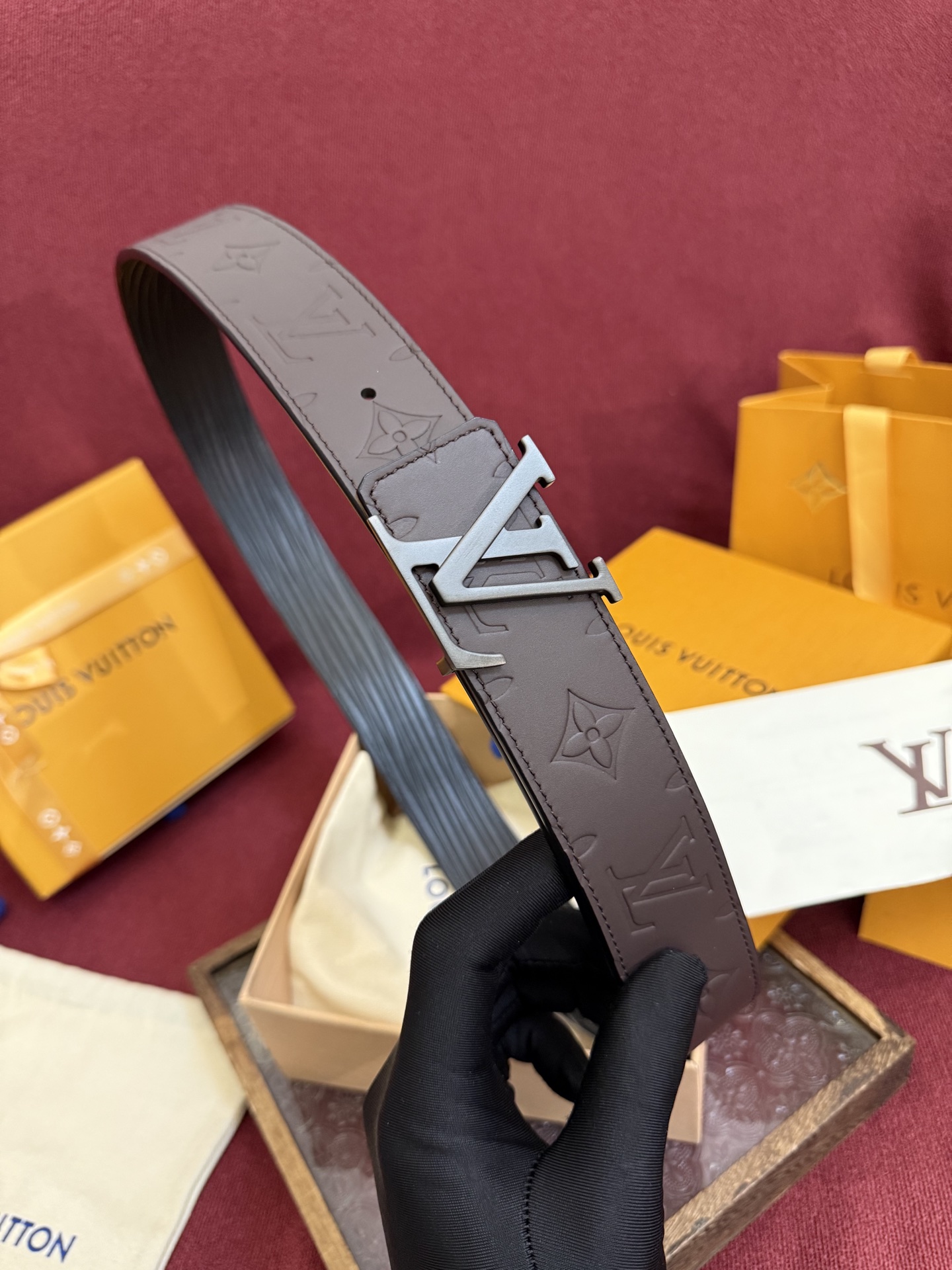 LV Dimension Drift 双面腰带以路易威登的经典元素挥洒街头型格。Monogram 图案一