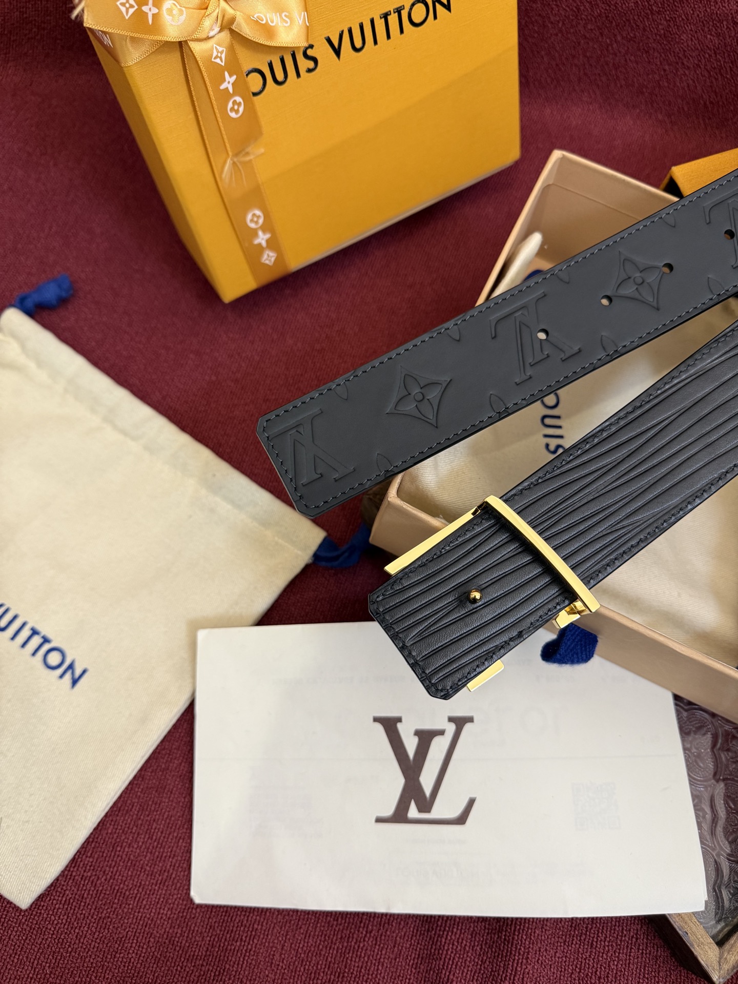 LV Dimension Drift 双面腰带以路易威登的经典元素挥洒街头型格。Monogram 图案一