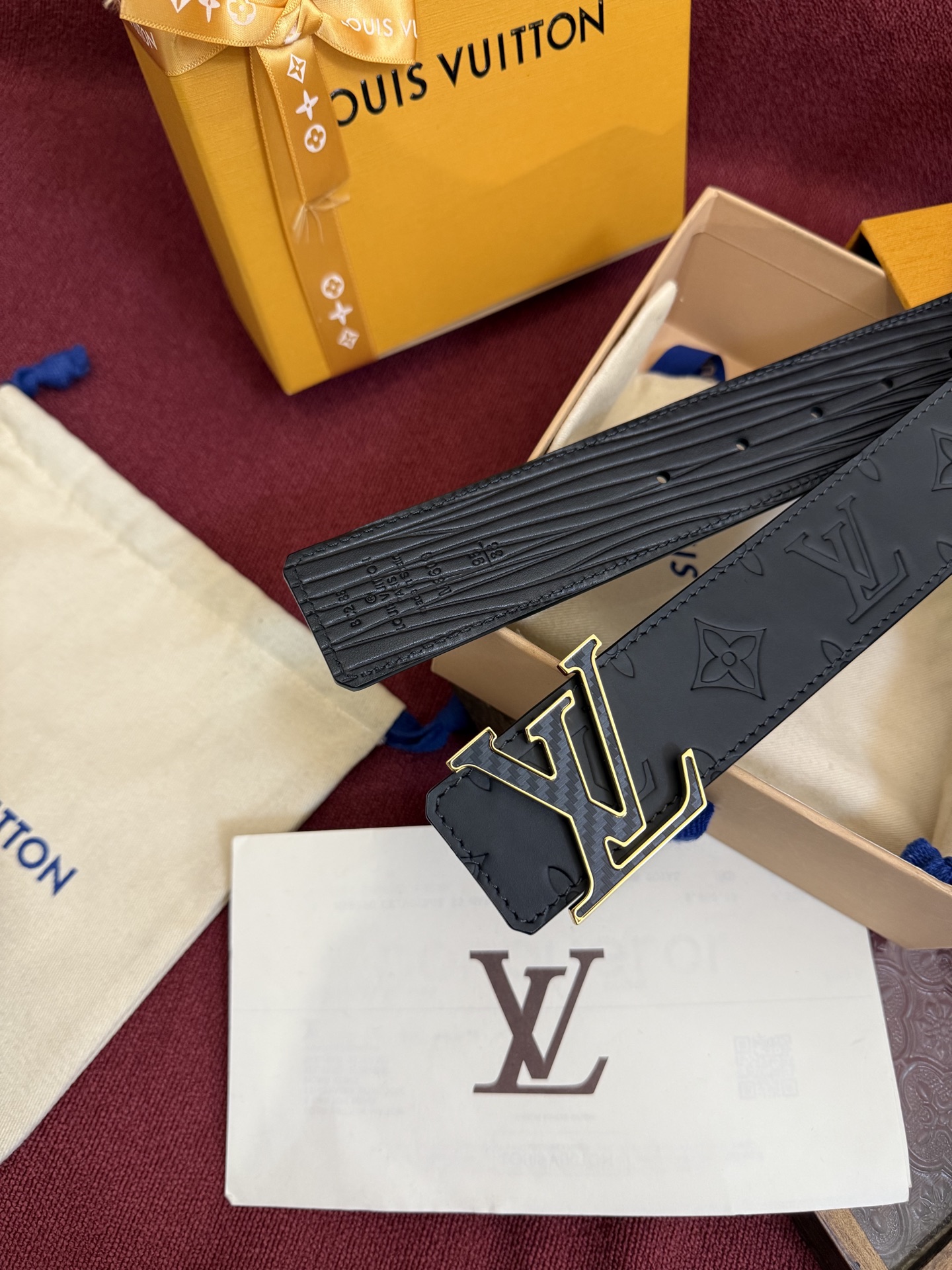 LV Dimension Drift 双面腰带以路易威登的经典元素挥洒街头型格。Monogram 图案一