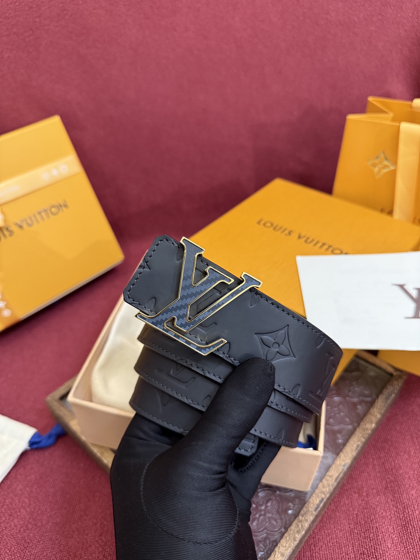 LV Dimension Drift 双面腰带以路易威登的经典元素挥洒街头型格。Monogram 图案一