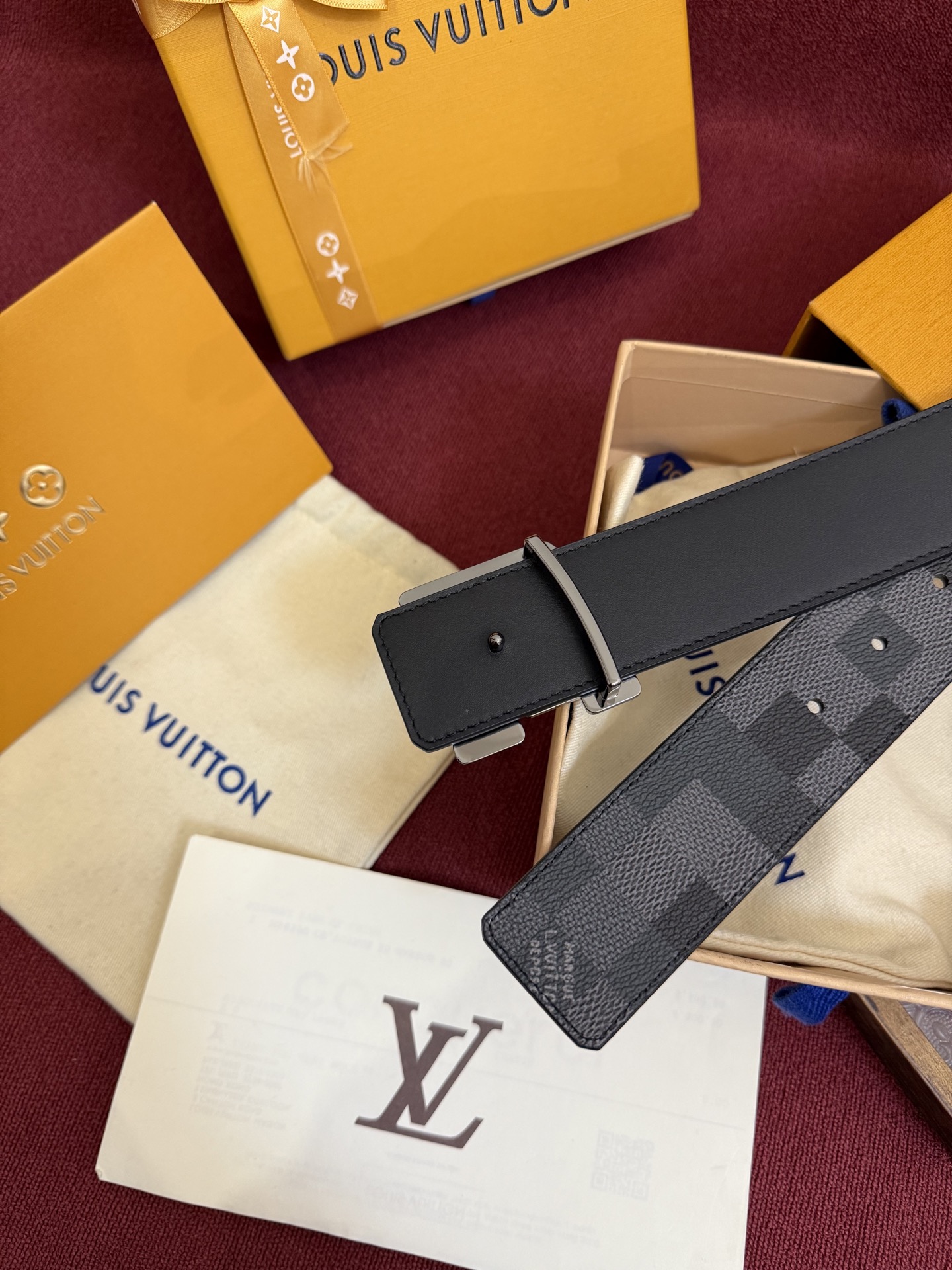 LV Dimension 4.0双面腰带将经典格调引入新颖尺幅设计。皮革压印 LV 字母和 Monogr