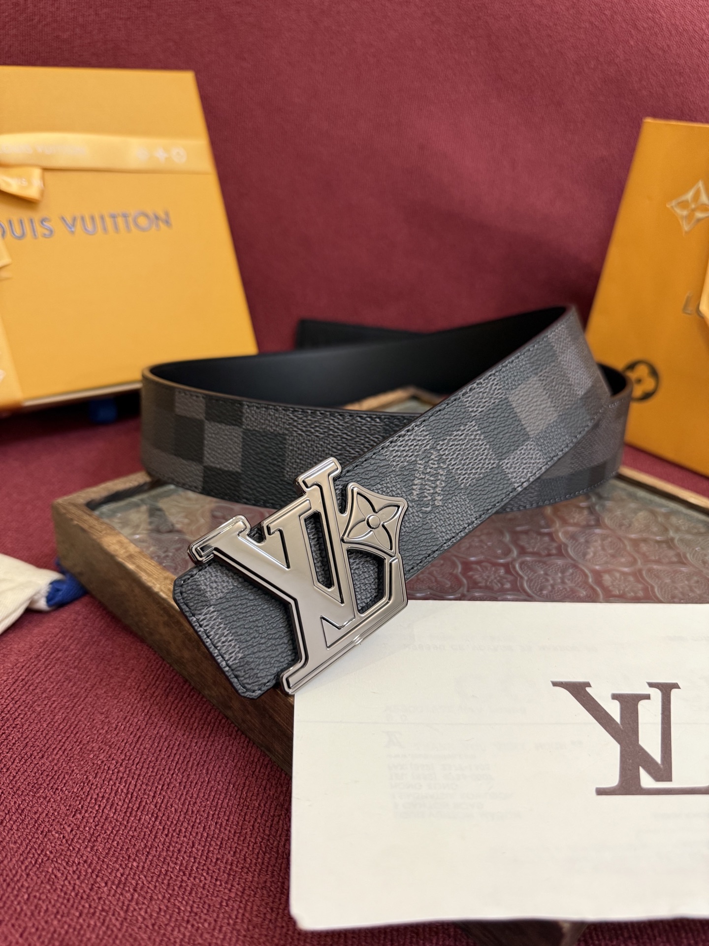 LV Dimension 4.0双面腰带将经典格调引入新颖尺幅设计。皮革压印 LV 字母和 Monogr