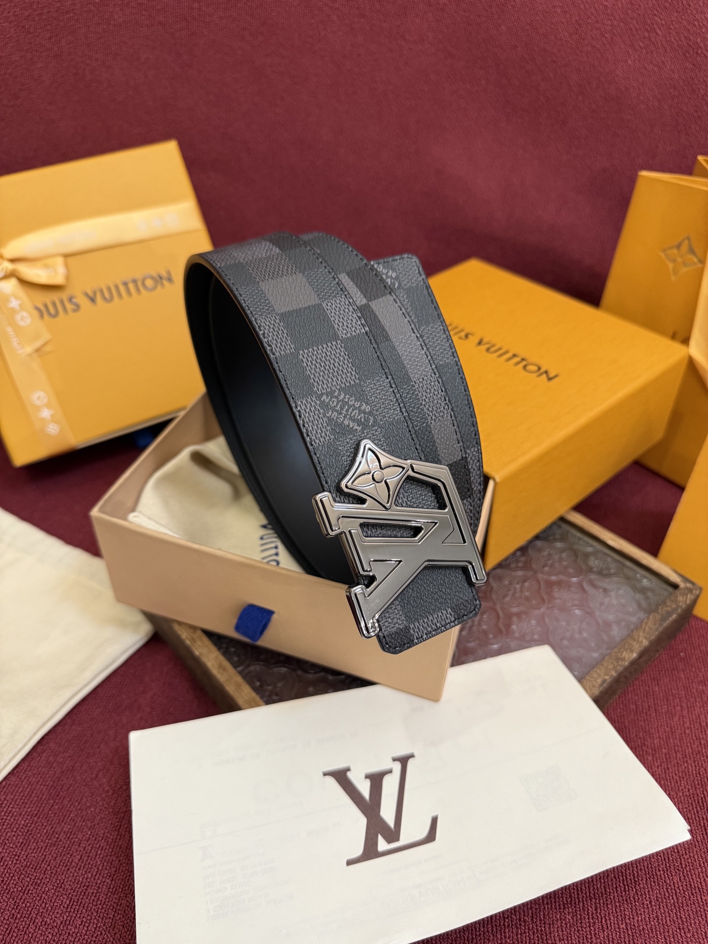 LV Dimension 4.0双面腰带将经典格调引入新颖尺幅设计。皮革压印 LV 字母和 Monogr