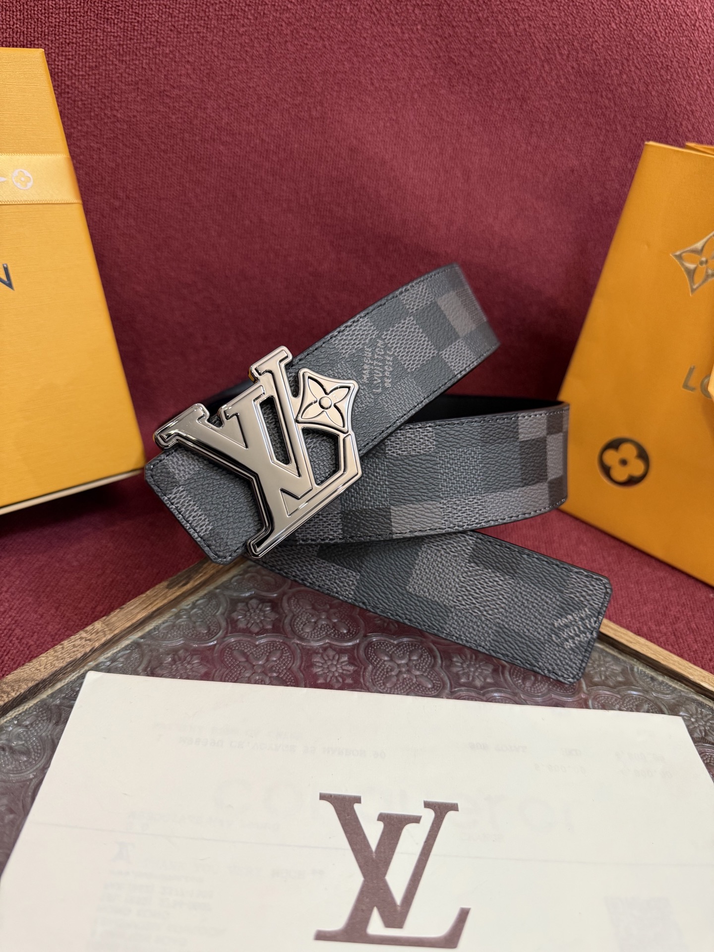 LV Dimension 4.0双面腰带将经典格调引入新颖尺幅设计。皮革压印 LV 字母和 Monogr