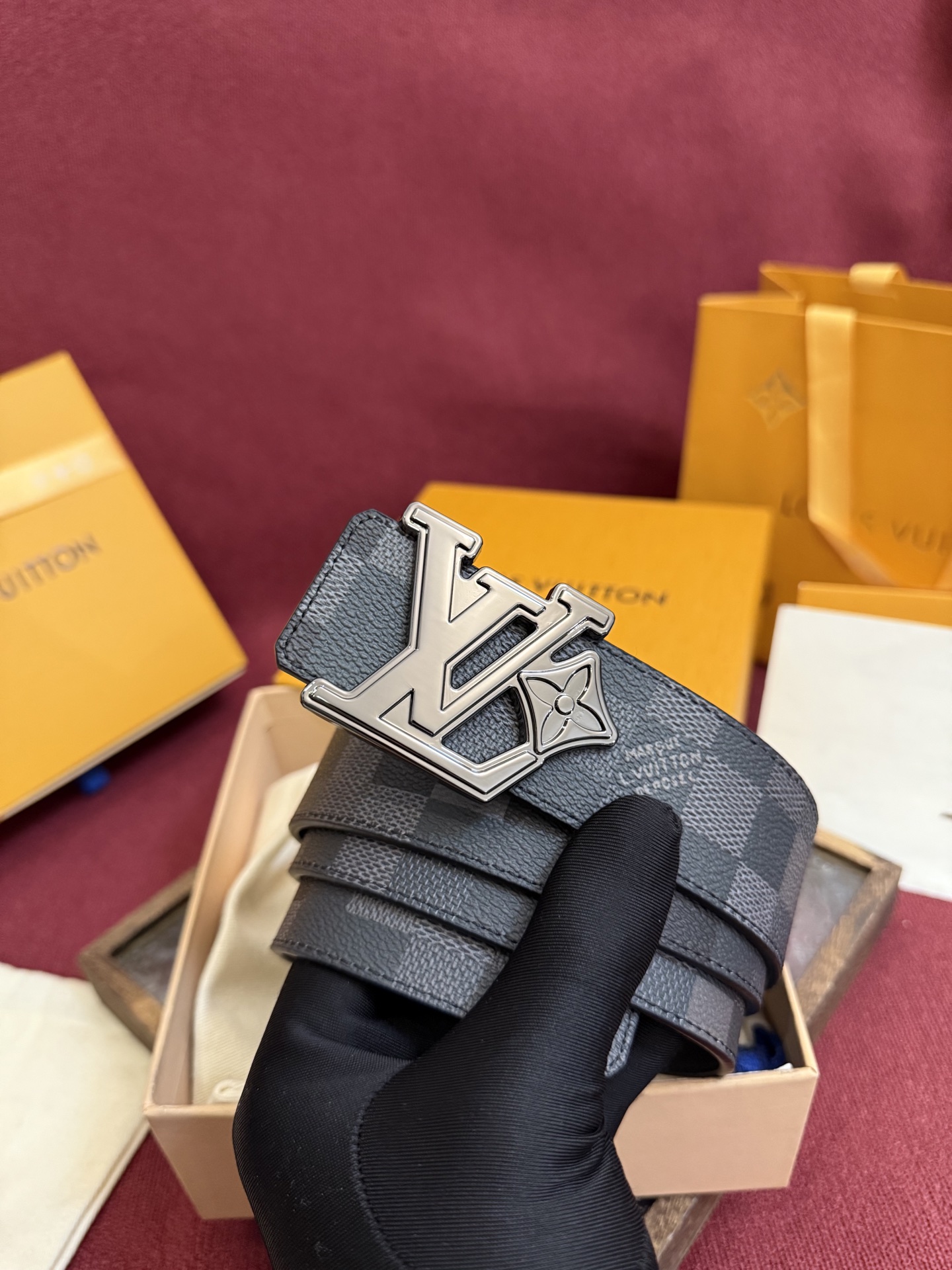 LV Dimension 4.0双面腰带将经典格调引入新颖尺幅设计。皮革压印 LV 字母和 Monogr