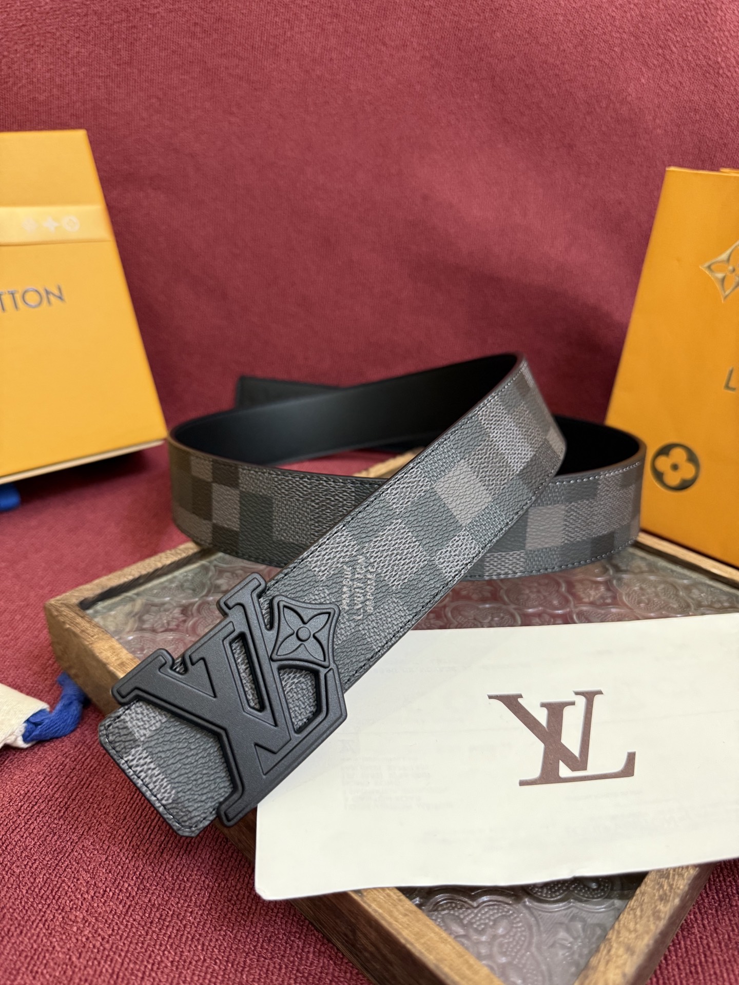 LV Dimension 4.0双面腰带将经典格调引入新颖尺幅设计。皮革压印 LV 字母和 Monogr