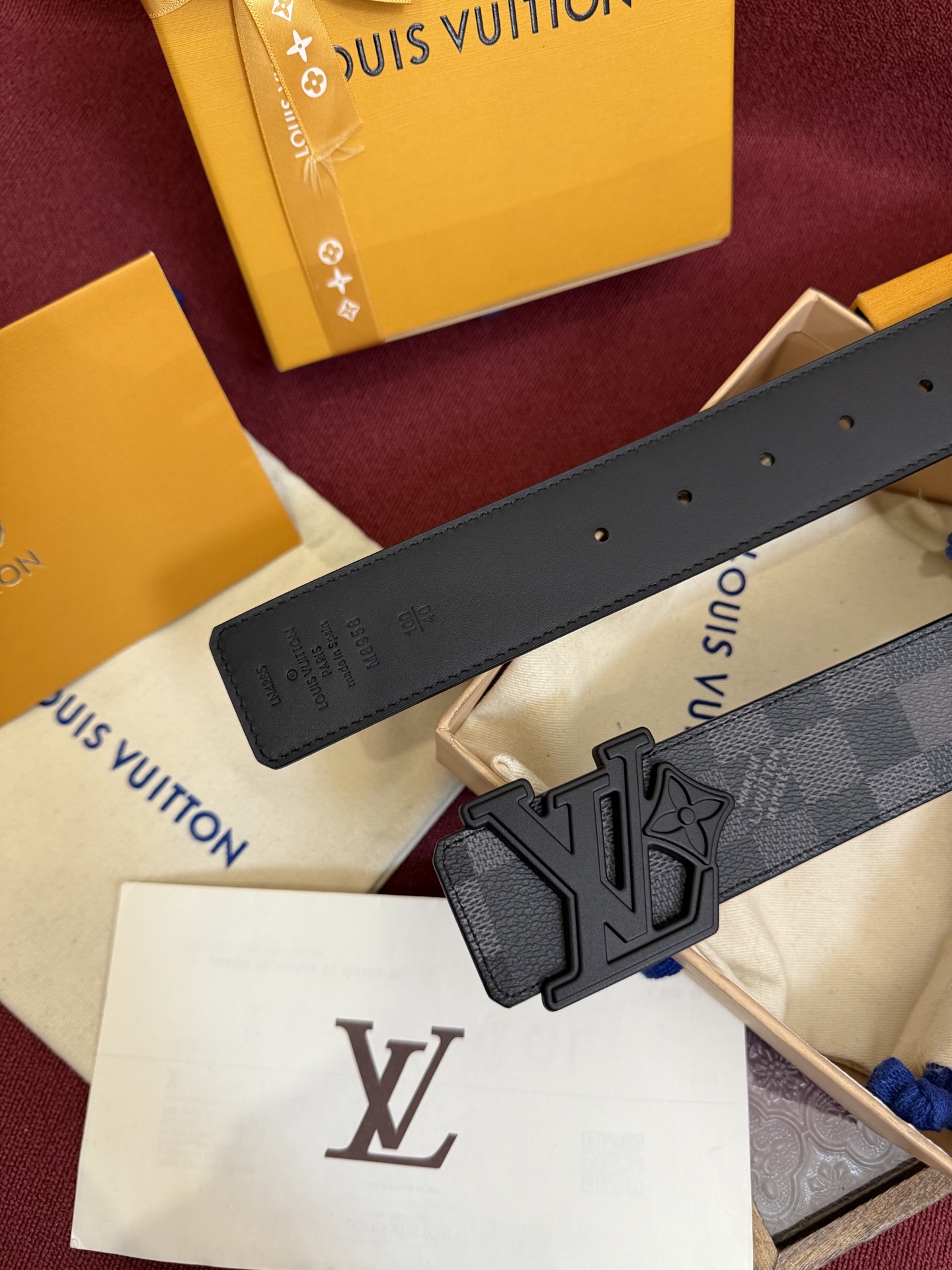 LV Dimension 4.0双面腰带将经典格调引入新颖尺幅设计。皮革压印 LV 字母和 Monogr