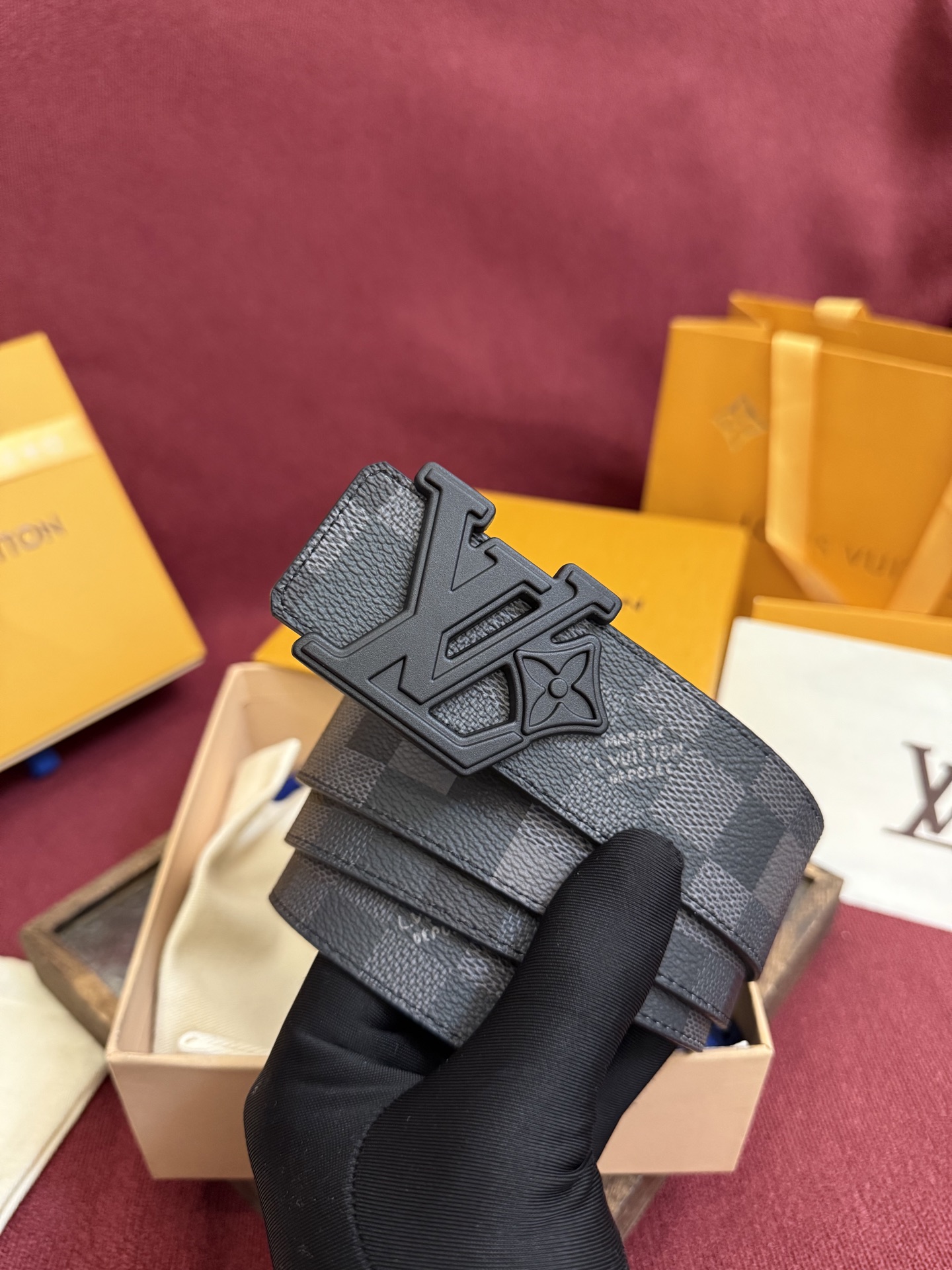 LV Dimension 4.0双面腰带将经典格调引入新颖尺幅设计。皮革压印 LV 字母和 Monogr