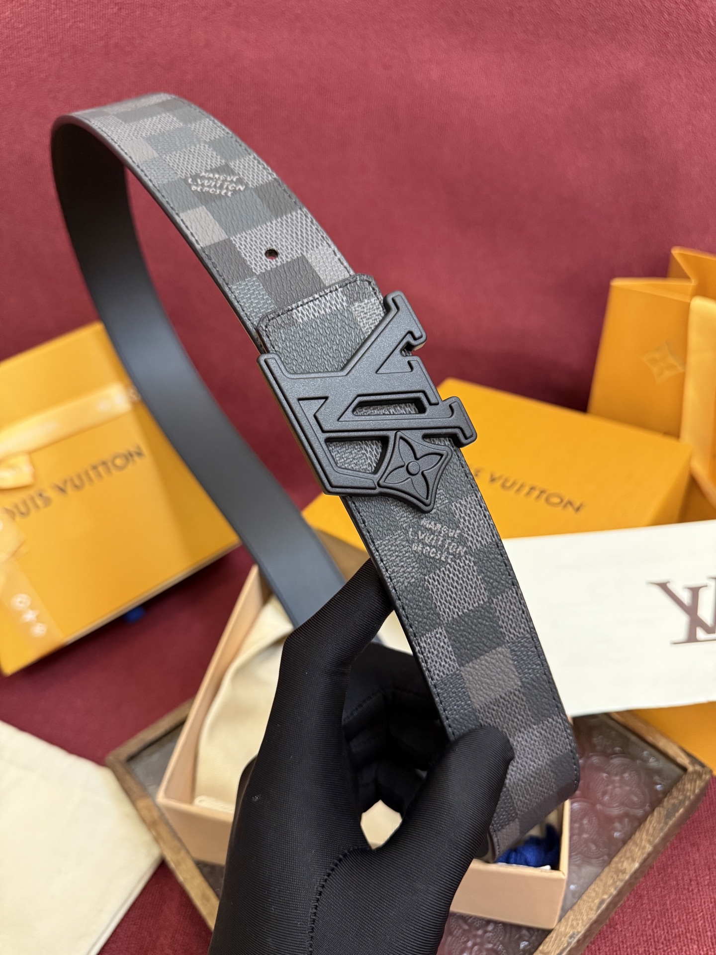 LV Dimension 4.0双面腰带将经典格调引入新颖尺幅设计。皮革压印 LV 字母和 Monogr