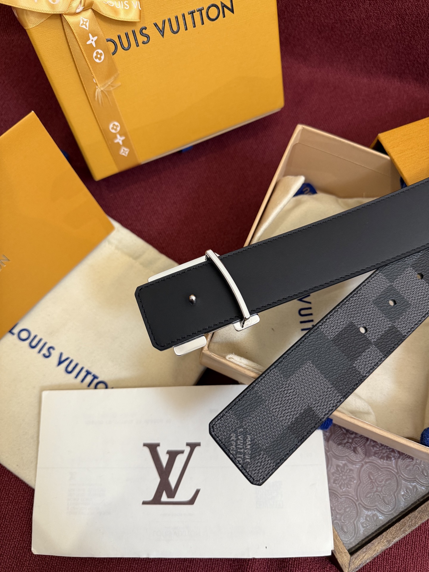 LV Dimension 4.0双面腰带将经典格调引入新颖尺幅设计。皮革压印 LV 字母和 Monogr