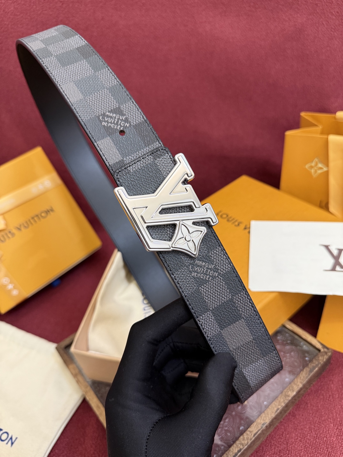 LV Dimension 4.0双面腰带将经典格调引入新颖尺幅设计。皮革压印 LV 字母和 Monogr