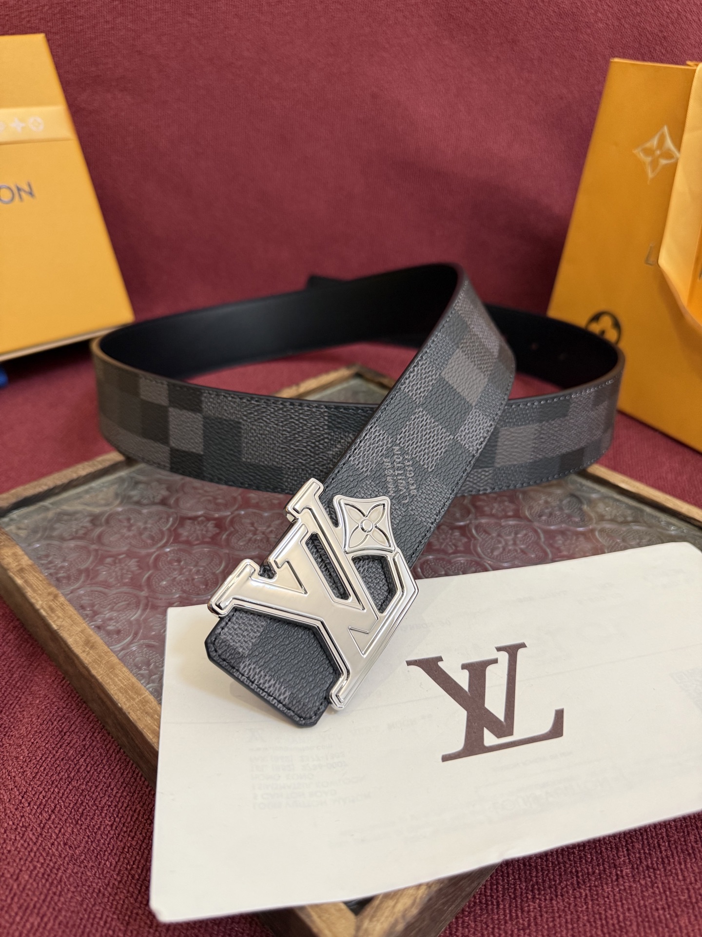 LV Dimension 4.0双面腰带将经典格调引入新颖尺幅设计。皮革压印 LV 字母和 Monogr