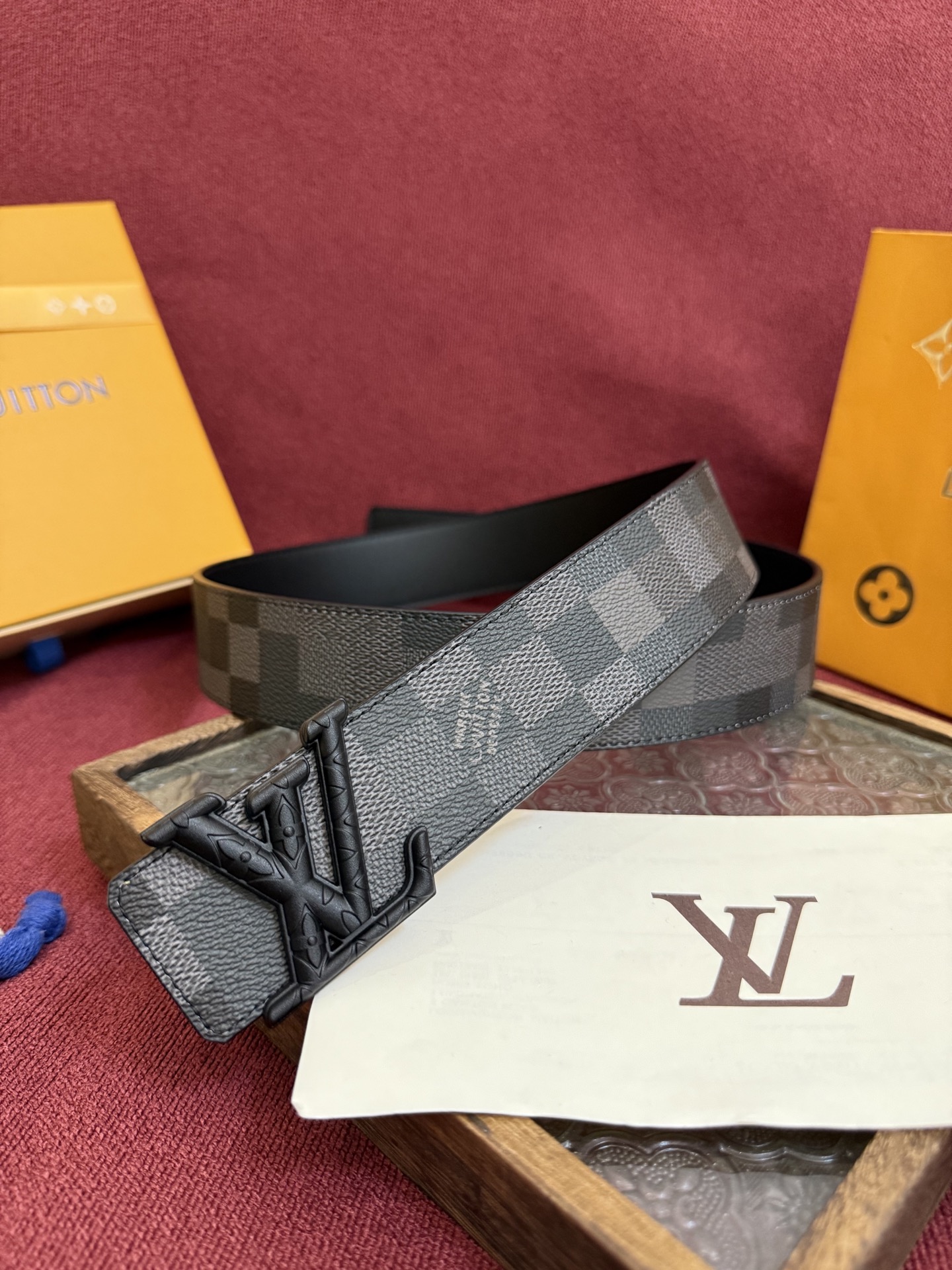 LV Dimension 4.0双面腰带将经典格调引入新颖尺幅设计。皮革压印 LV 字母和 Monogr