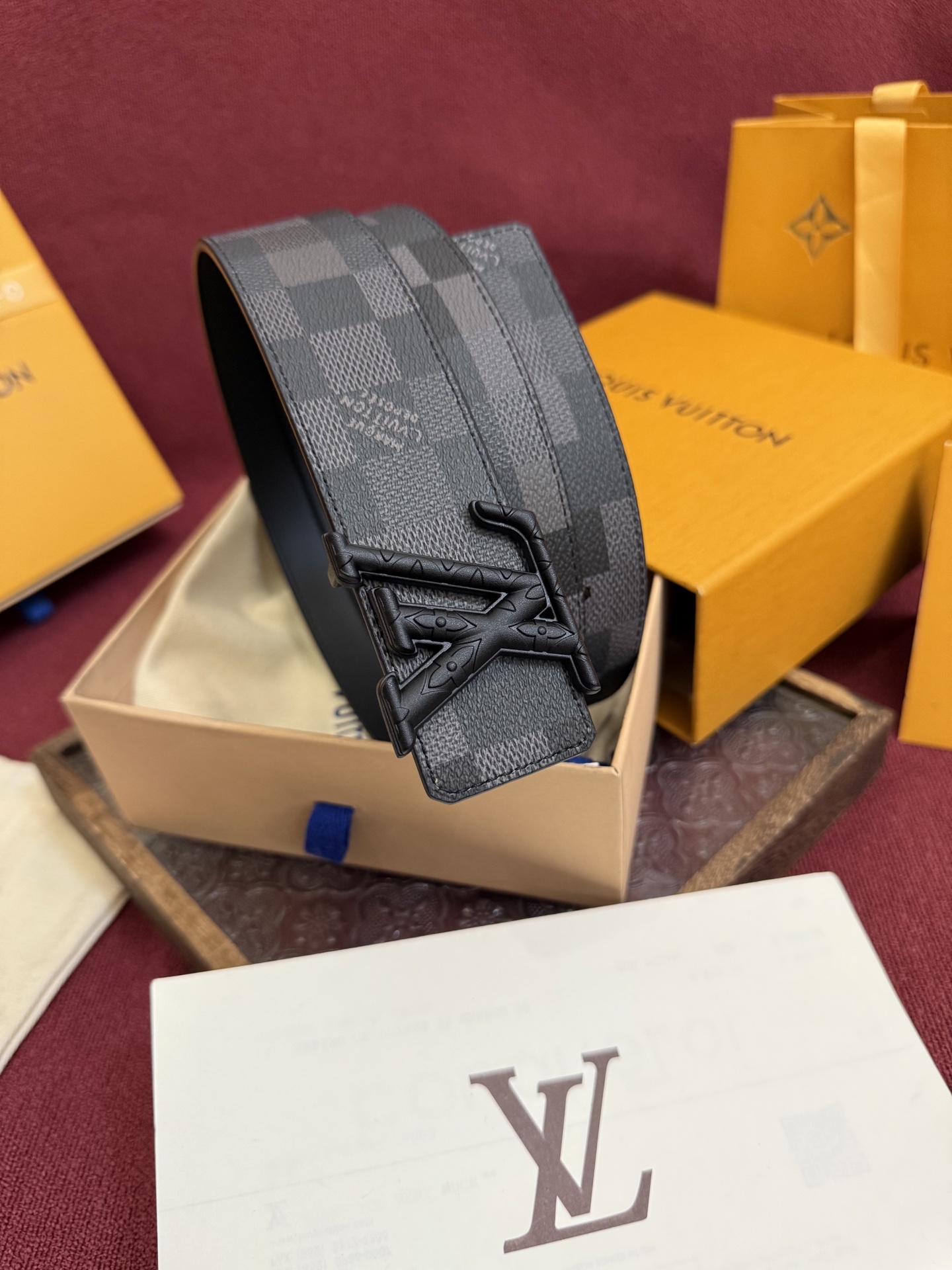 LV Dimension 4.0双面腰带将经典格调引入新颖尺幅设计。皮革压印 LV 字母和 Monogr