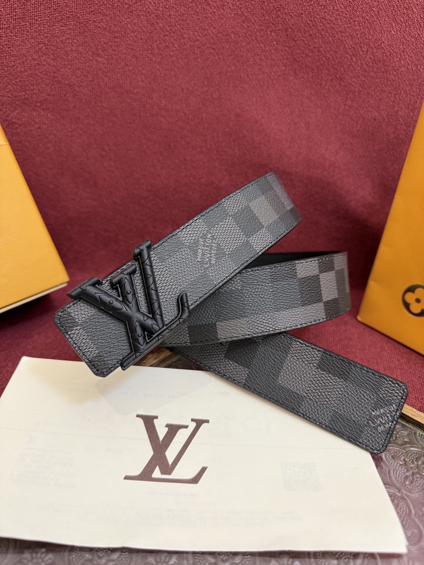 LV Dimension 4.0双面腰带将经典格调引入新颖尺幅设计。皮革压印 LV 字母和 Monogr