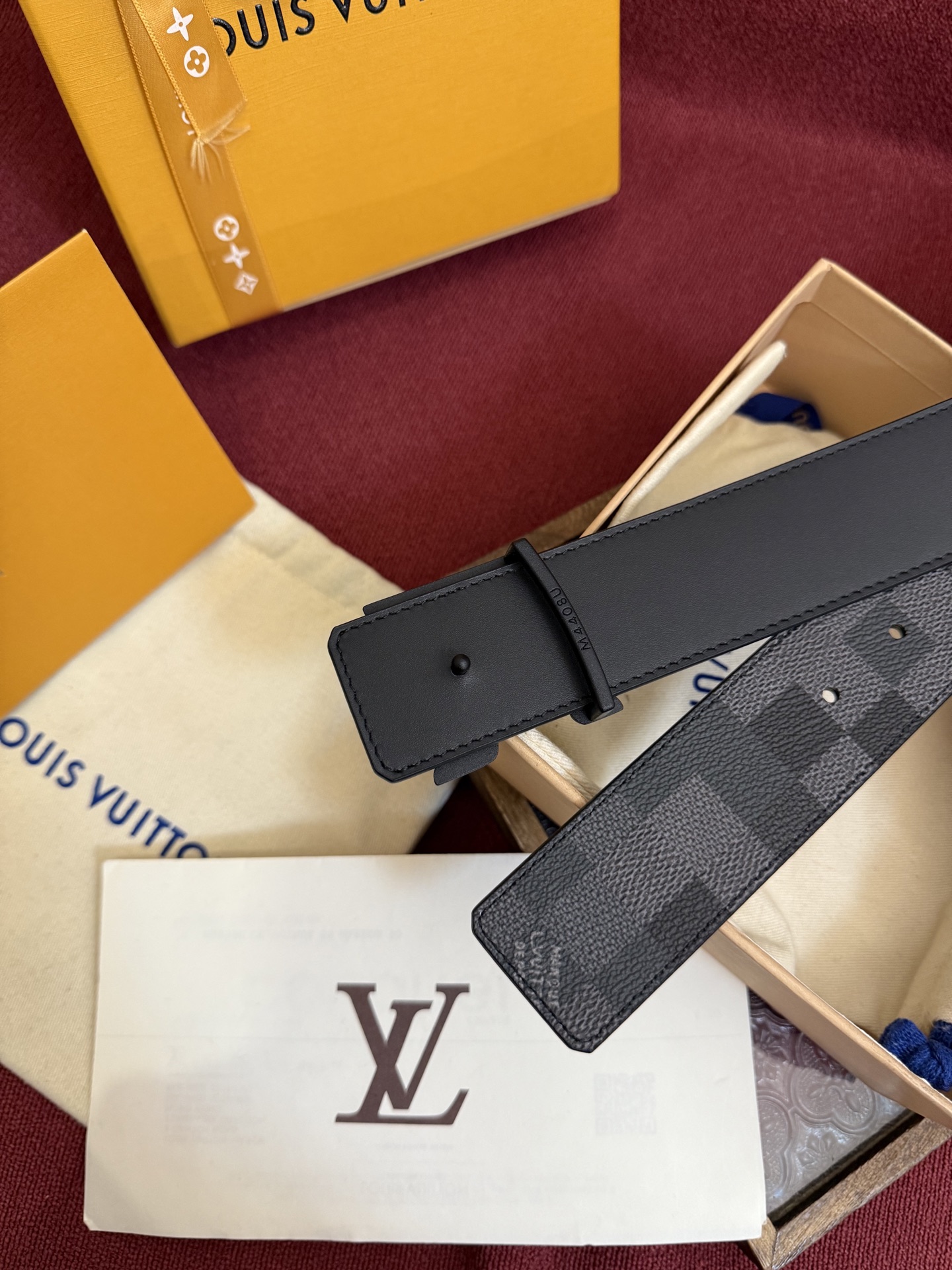 LV Dimension 4.0双面腰带将经典格调引入新颖尺幅设计。皮革压印 LV 字母和 Monogr