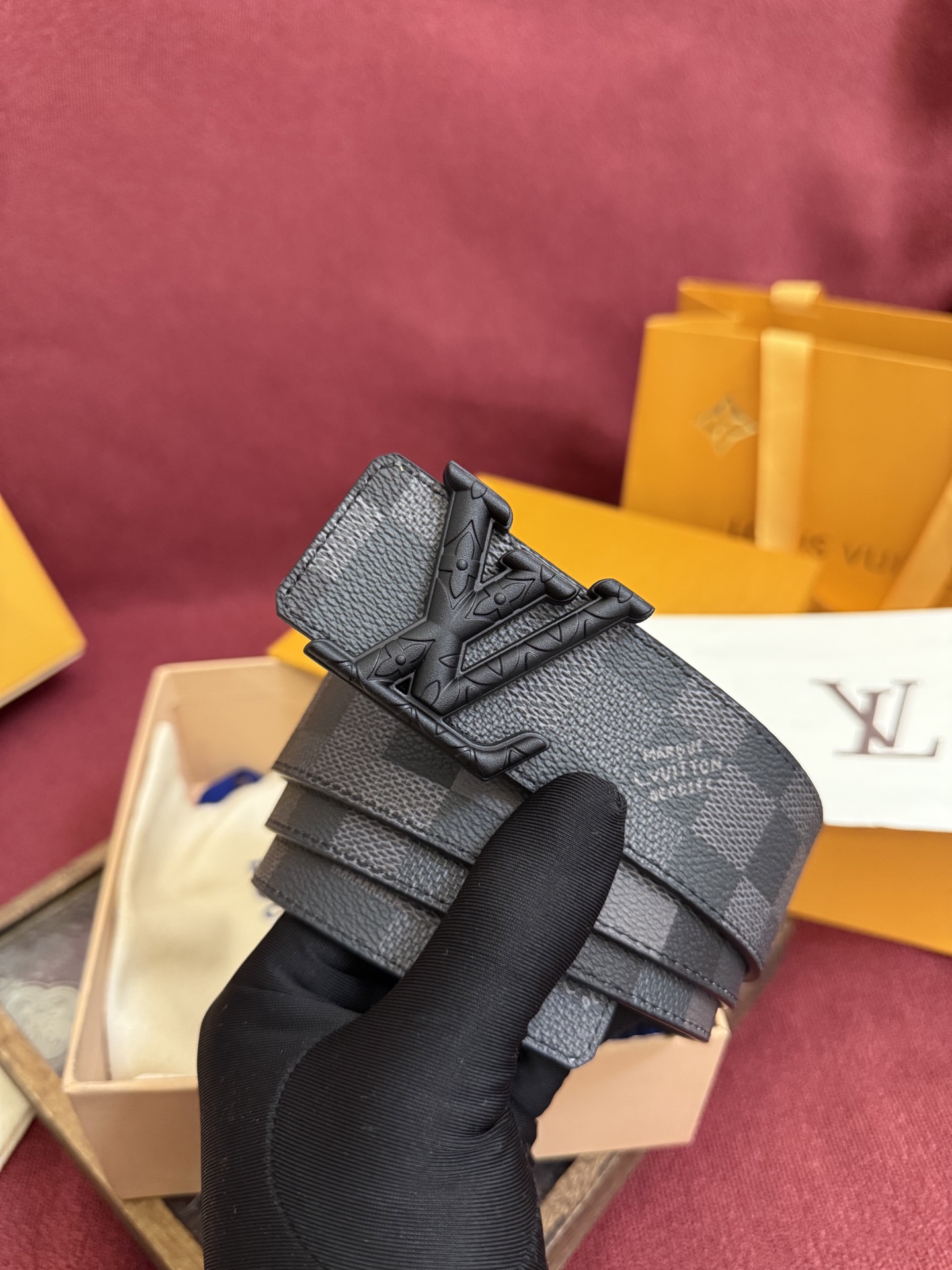 LV Dimension 4.0双面腰带将经典格调引入新颖尺幅设计。皮革压印 LV 字母和 Monogr