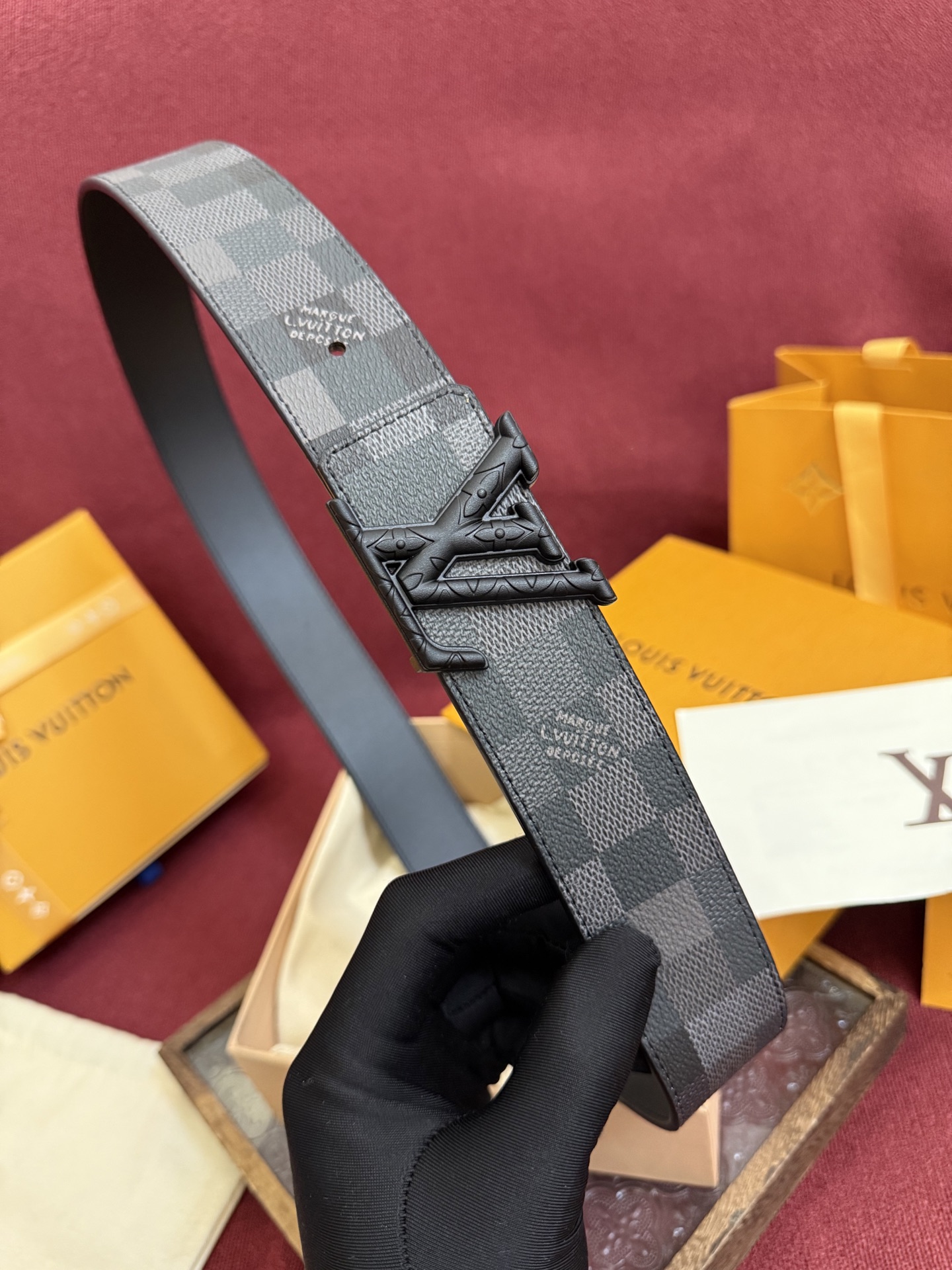 LV Dimension 4.0双面腰带将经典格调引入新颖尺幅设计。皮革压印 LV 字母和 Monogr