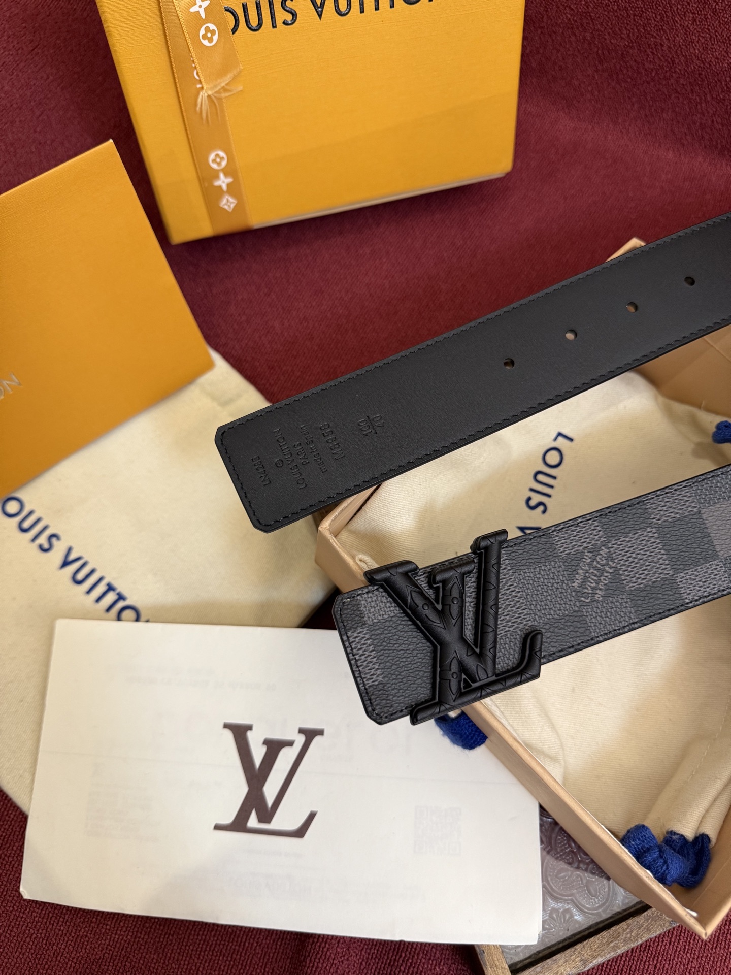 LV Dimension 4.0双面腰带将经典格调引入新颖尺幅设计。皮革压印 LV 字母和 Monogr