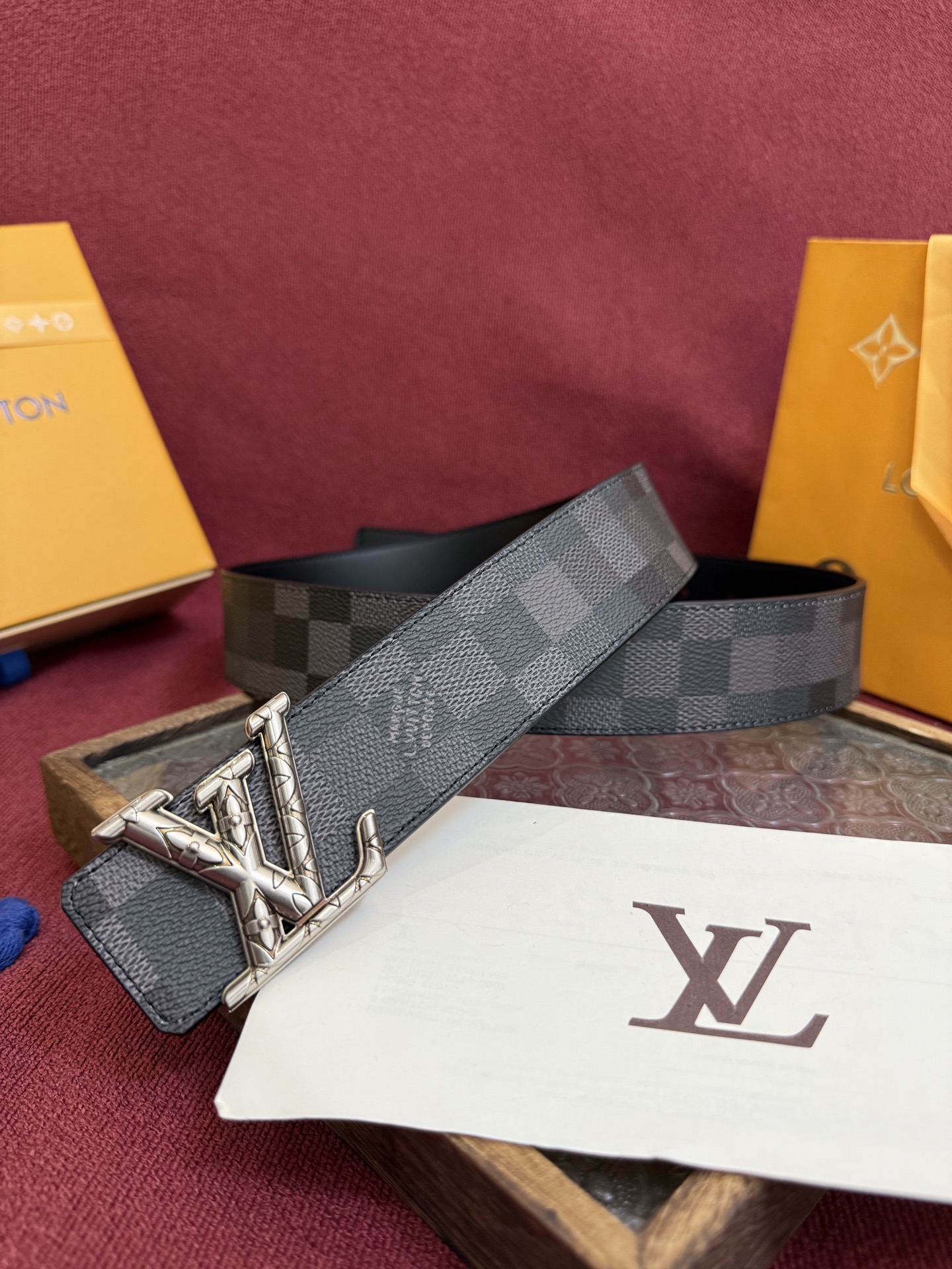 LV Dimension 4.0双面腰带将经典格调引入新颖尺幅设计。皮革压印 LV 字母和 Monogr