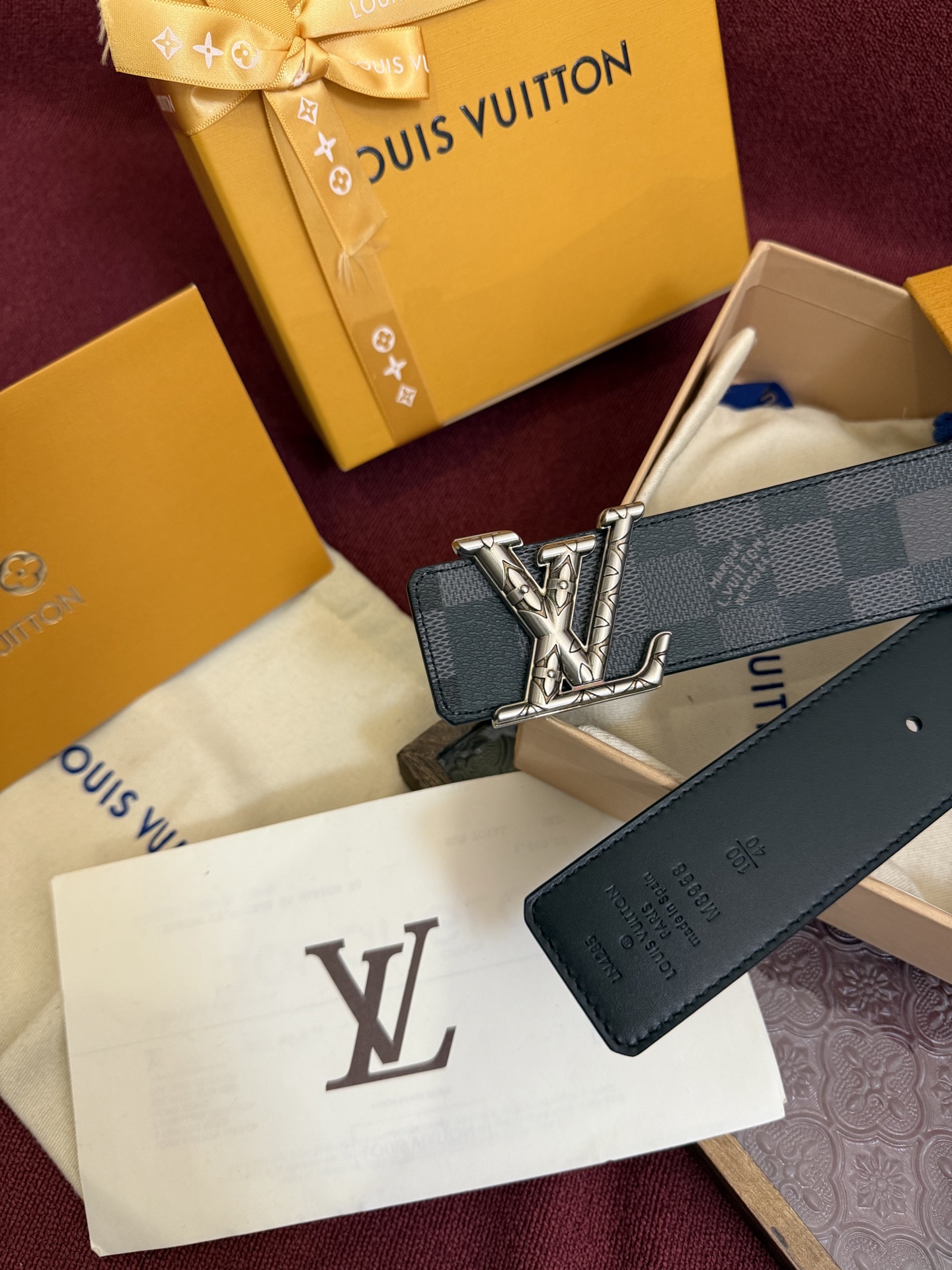 LV Dimension 4.0双面腰带将经典格调引入新颖尺幅设计。皮革压印 LV 字母和 Monogr