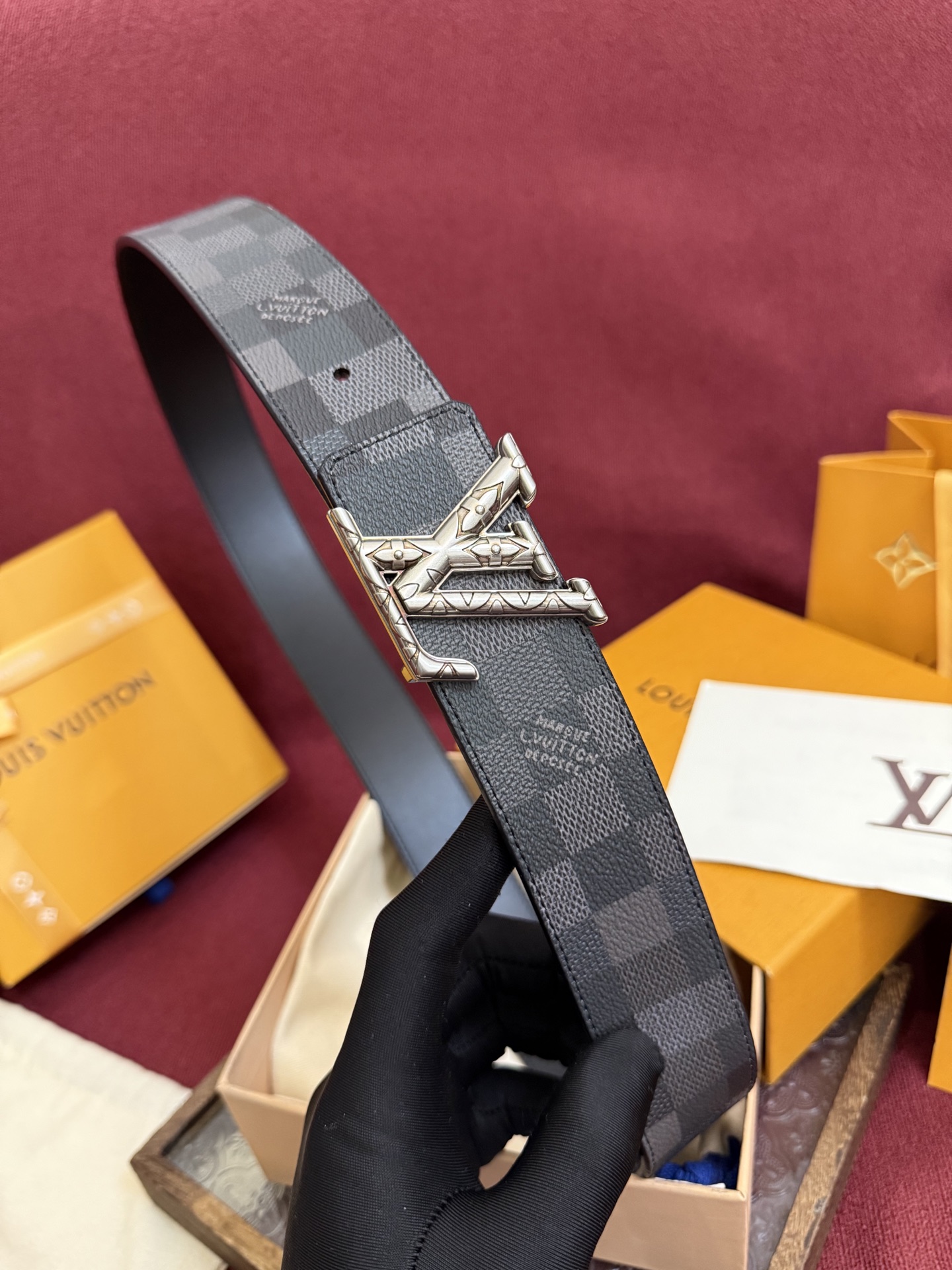 LV Dimension 4.0双面腰带将经典格调引入新颖尺幅设计。皮革压印 LV 字母和 Monogr