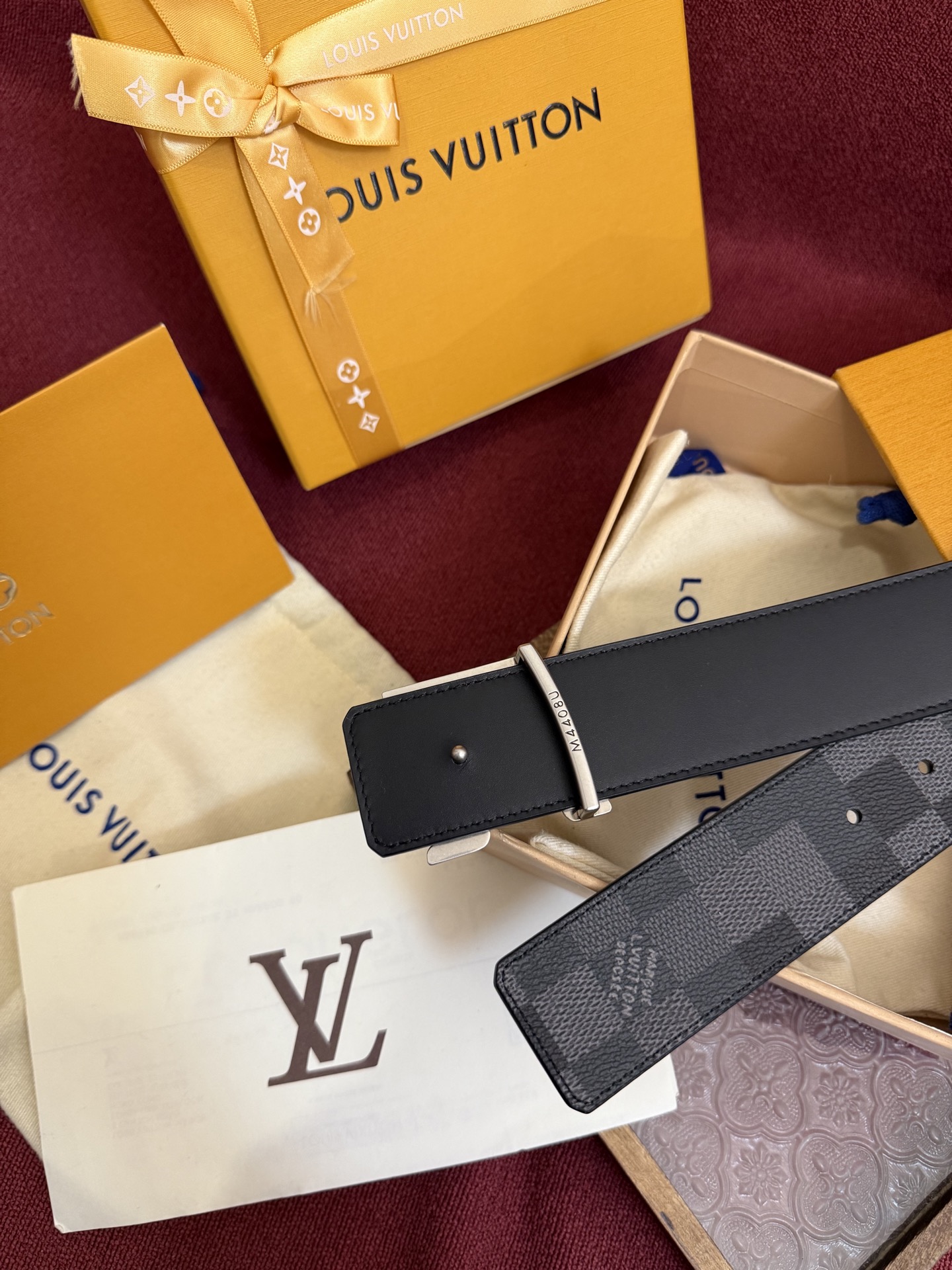 LV Dimension 4.0双面腰带将经典格调引入新颖尺幅设计。皮革压印 LV 字母和 Monogr