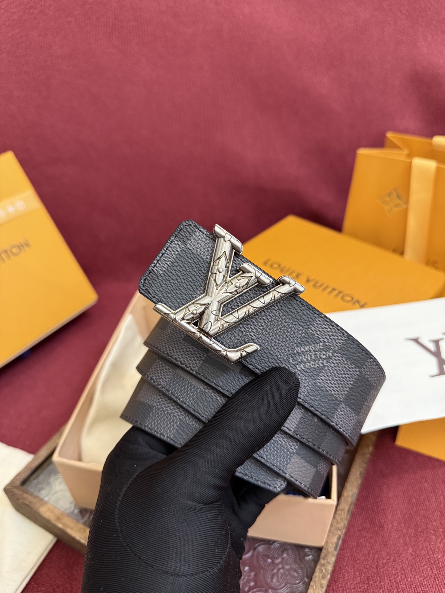 LV Dimension 4.0双面腰带将经典格调引入新颖尺幅设计。皮革压印 LV 字母和 Monogr