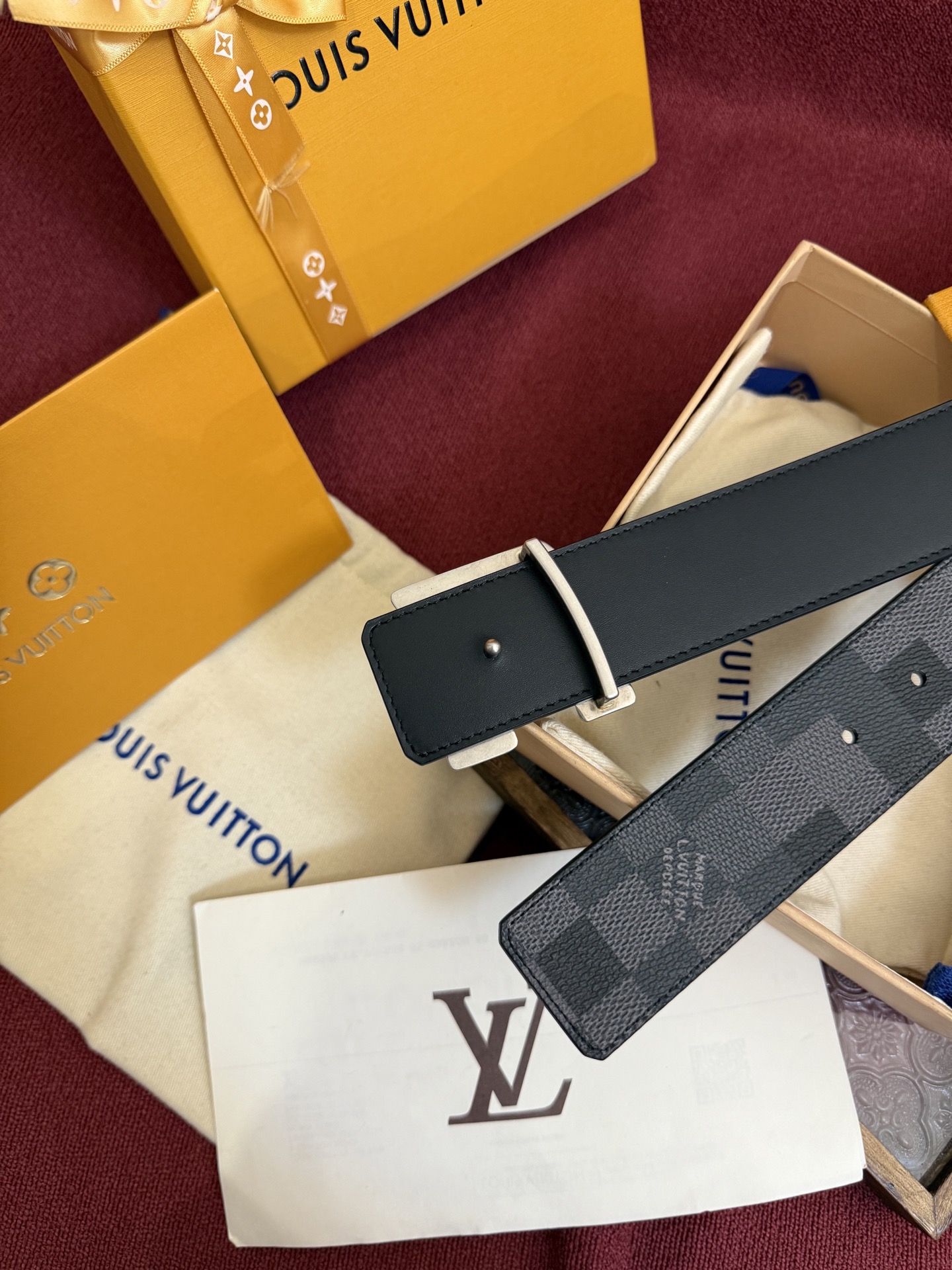 LV Dimension 4.0双面腰带将经典格调引入新颖尺幅设计。皮革压印 LV 字母和 Monogr