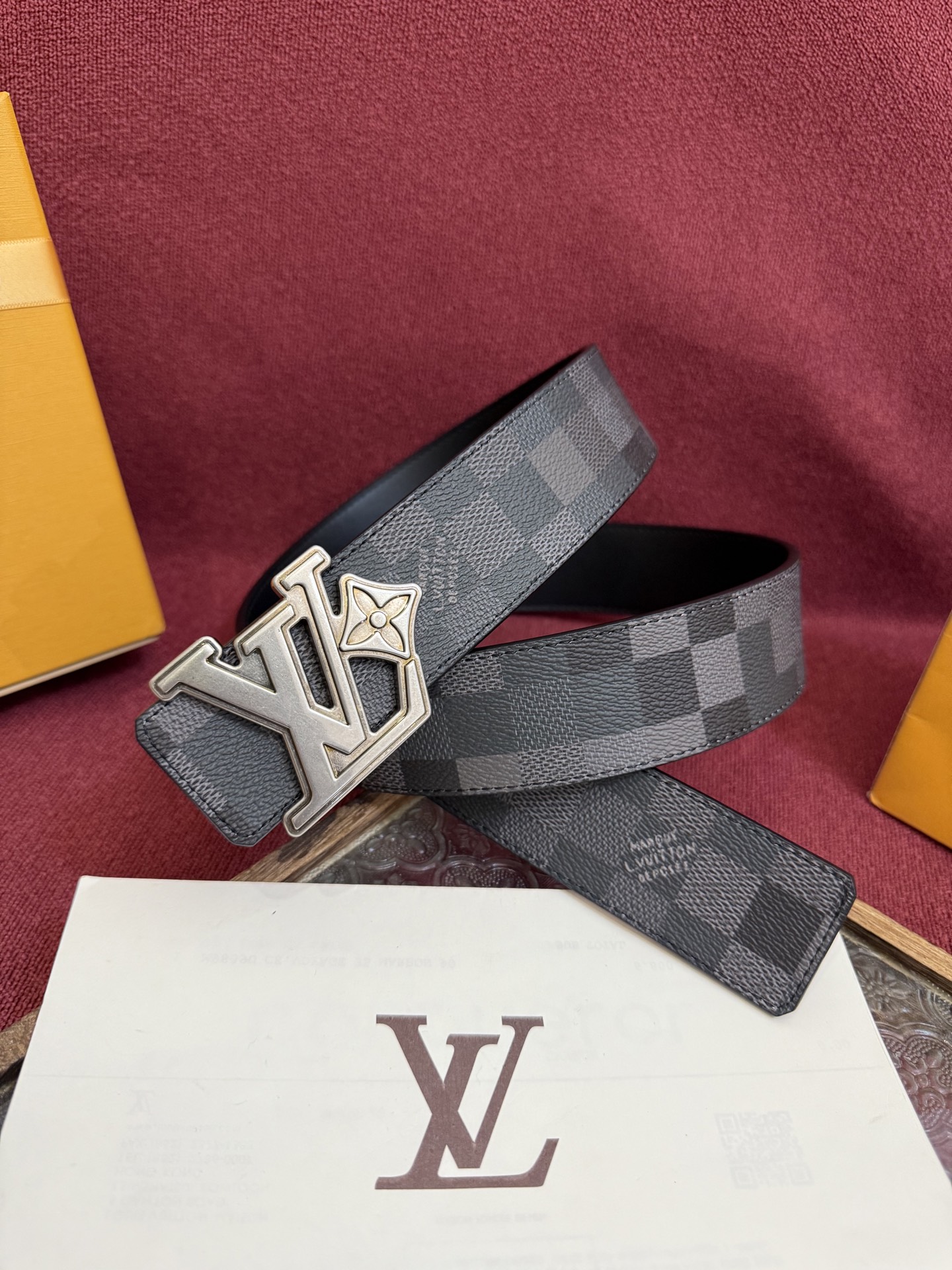 LV Dimension 4.0双面腰带将经典格调引入新颖尺幅设计。皮革压印 LV 字母和 Monogr