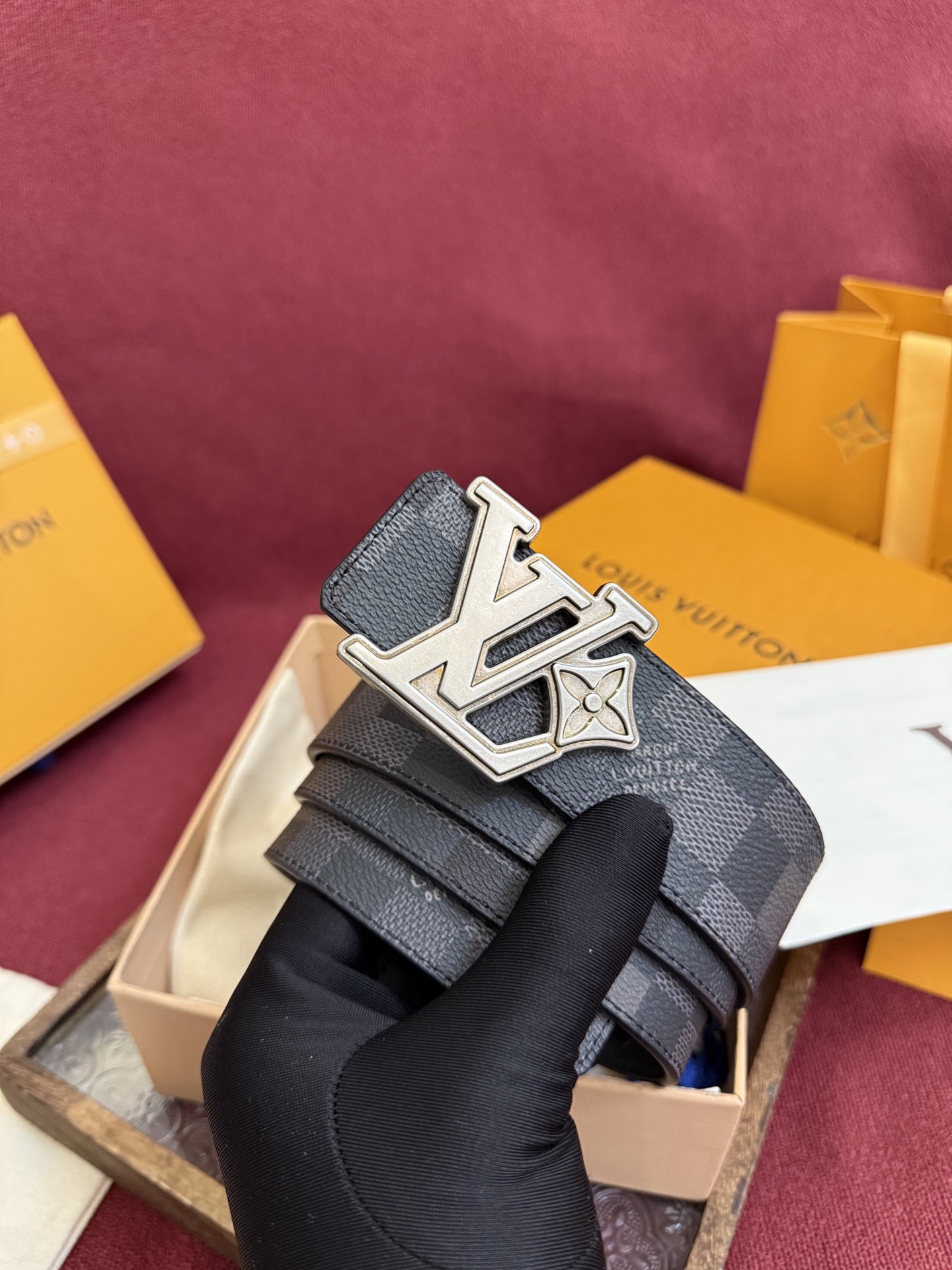 LV Dimension 4.0双面腰带将经典格调引入新颖尺幅设计。皮革压印 LV 字母和 Monogr