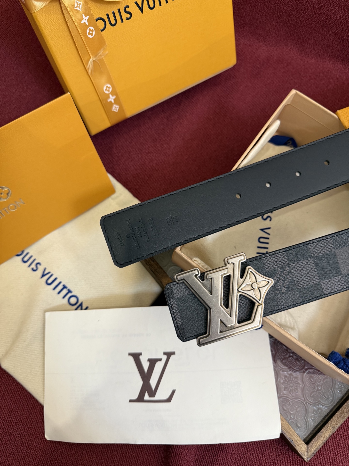 LV Dimension 4.0双面腰带将经典格调引入新颖尺幅设计。皮革压印 LV 字母和 Monogr