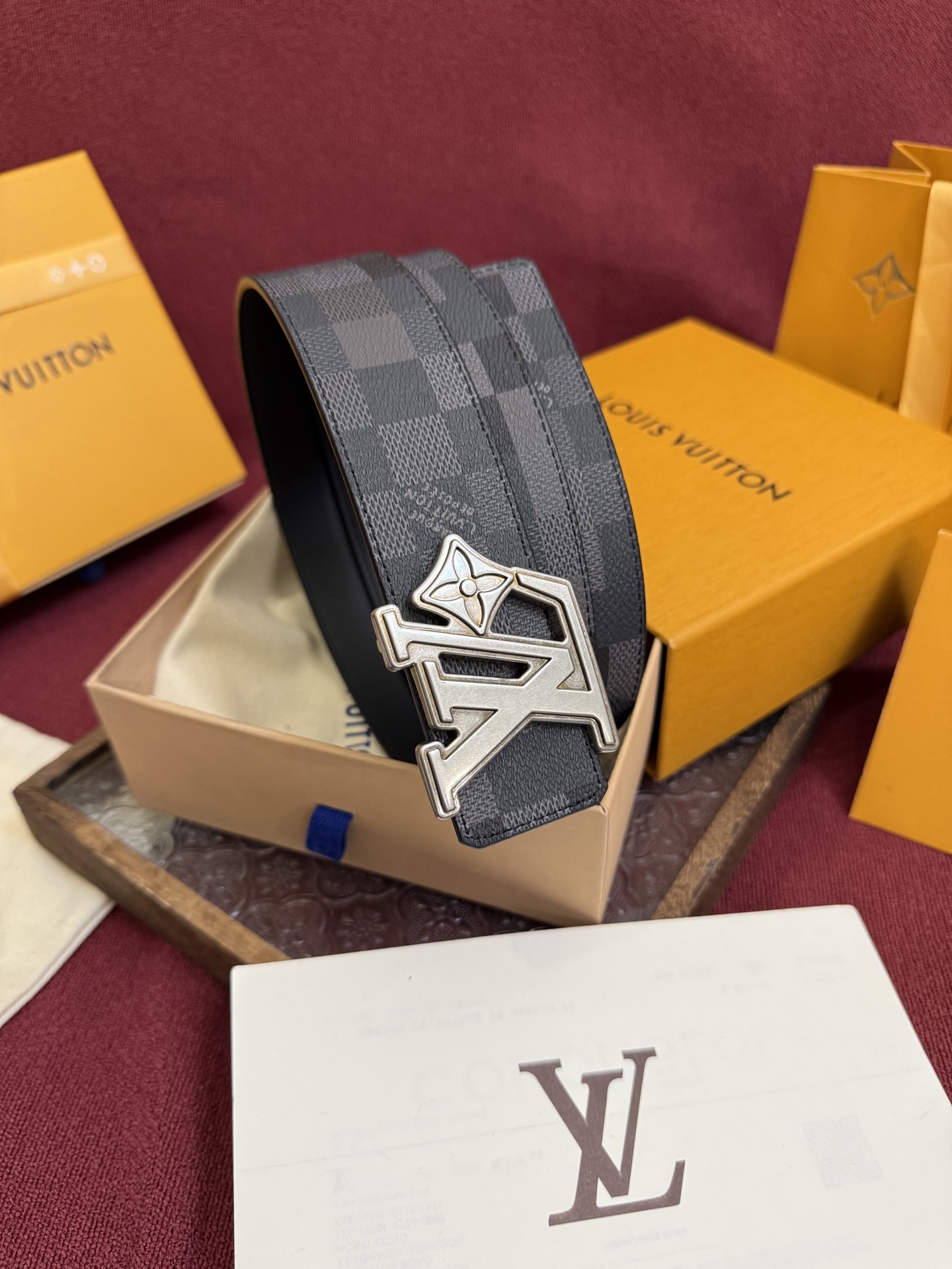 LV Dimension 4.0双面腰带将经典格调引入新颖尺幅设计。皮革压印 LV 字母和 Monogr