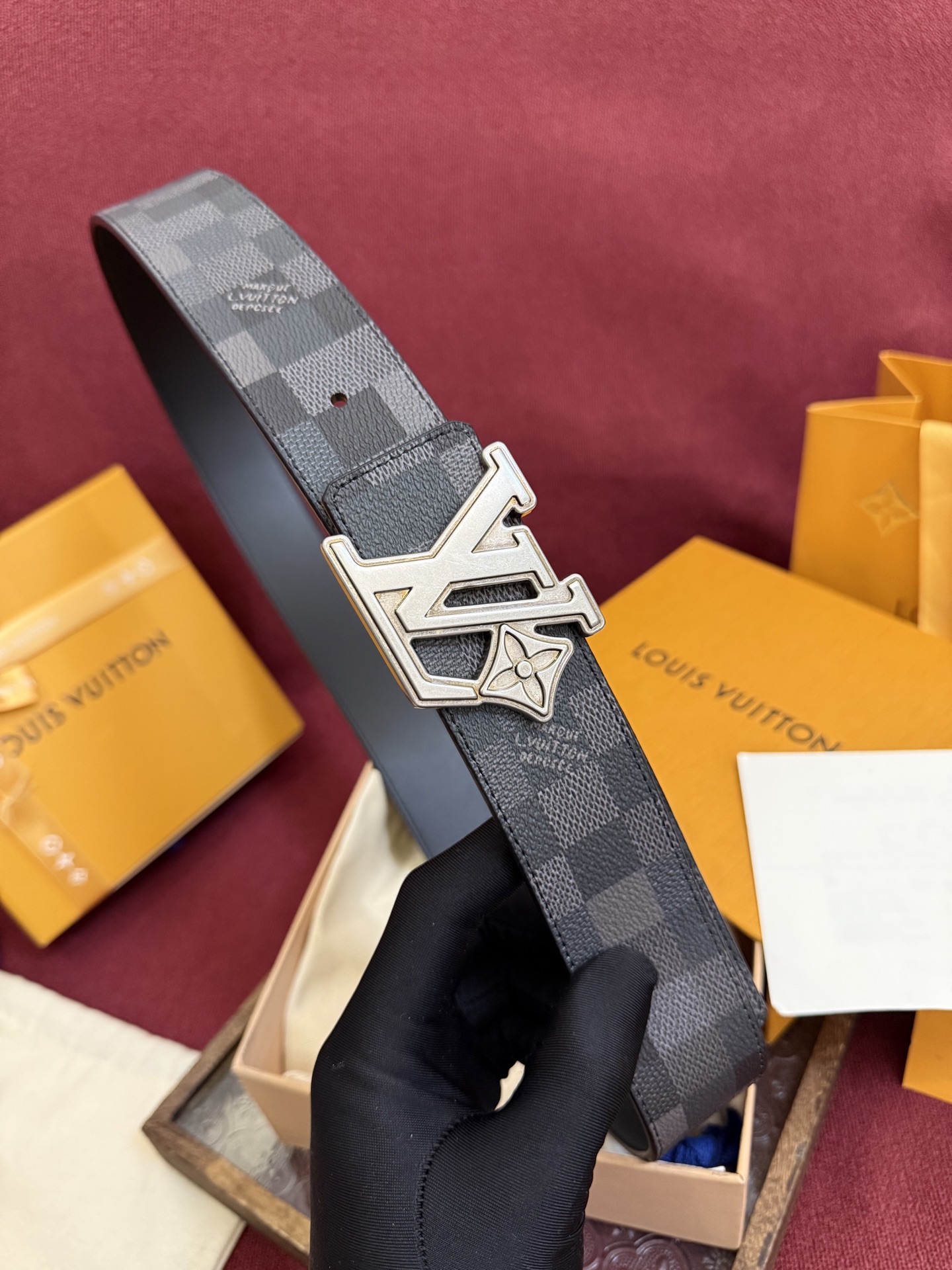 LV Dimension 4.0双面腰带将经典格调引入新颖尺幅设计。皮革压印 LV 字母和 Monogr