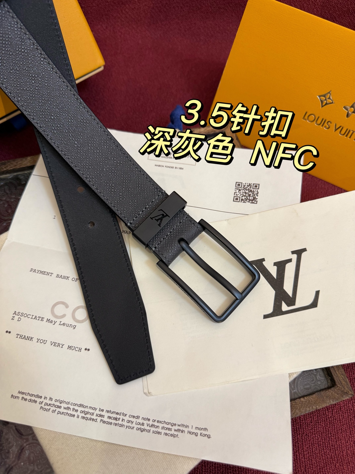 Pont Neuf 腰带为深邃皮革融入莹泽搭扣 与 LV 字母铭纹束带圈