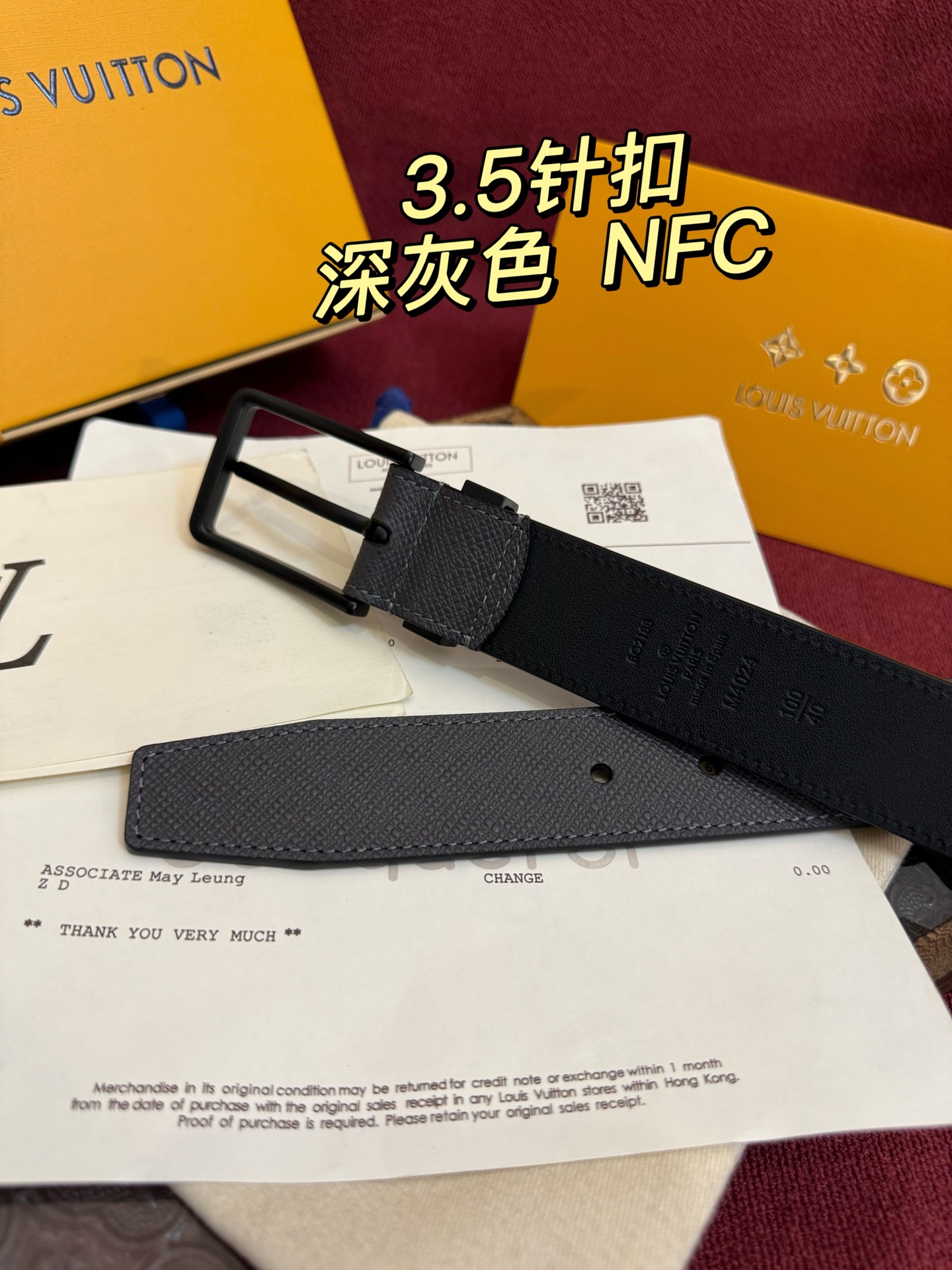 Pont Neuf 腰带为深邃皮革融入莹泽搭扣 与 LV 字母铭纹束带圈