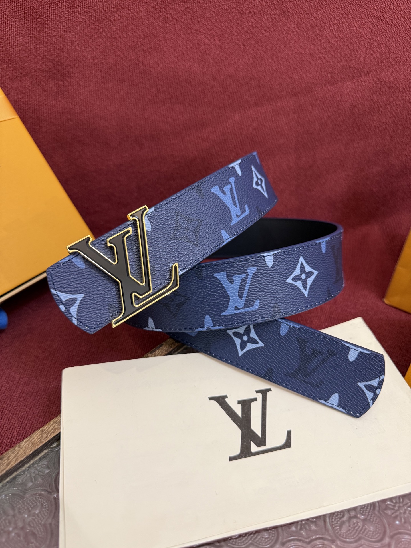 NO:763767,The LV Dimension Monogram Surplus double-sided belt reinterprets the brand logo. One side is made of Monogram coated canvas to render dreamy colors, and the other side is made of elegant leather, complementing the letter buckle., belt, louis vuitton19860909LV Dimension Monogram Surplus 双面腰带焕新解读品牌标识.一面为 Monogram 涂层帆布渲染迷梦般色彩,另一面选择素雅皮革,与字母搭扣相得益彰.,皮带,louis vuitton,Belt