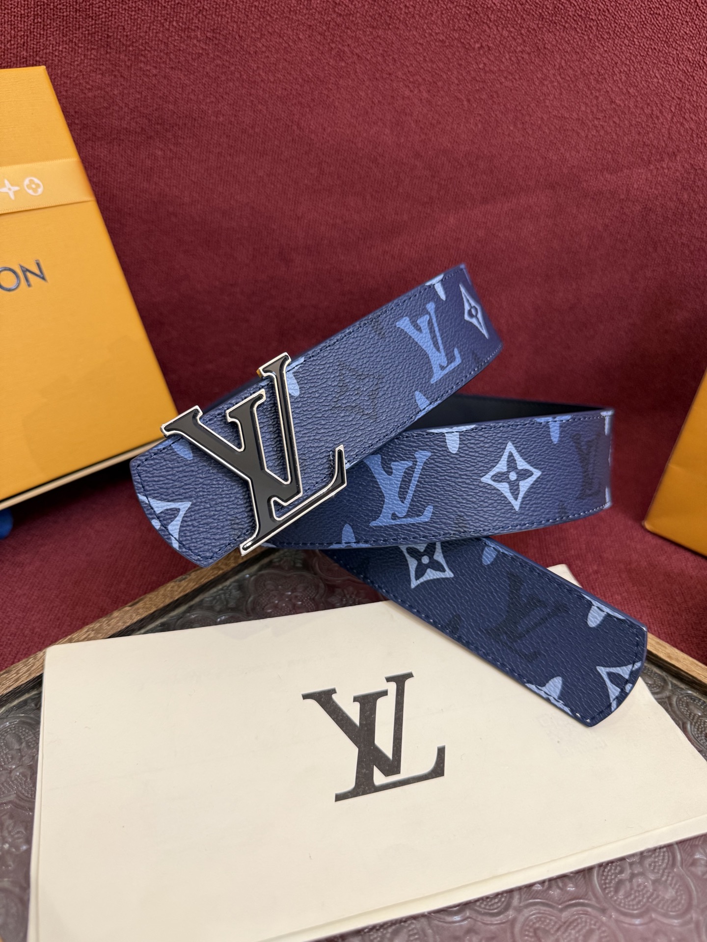 NO:740934,The LV Dimension Monogram Surplus double-sided belt reinterprets the brand logo. One side is made of Monogram coated canvas to render dreamy colors, and the other side is made of elegant leather, complementing the letter buckle., belt, louis vuitton19860909LV Dimension Monogram Surplus 双面腰带焕新解读品牌标识.一面为 Monogram 涂层帆布渲染迷梦般色彩,另一面选择素雅皮革,与字母搭扣相得益彰.,皮带,louis vuitton,Belt