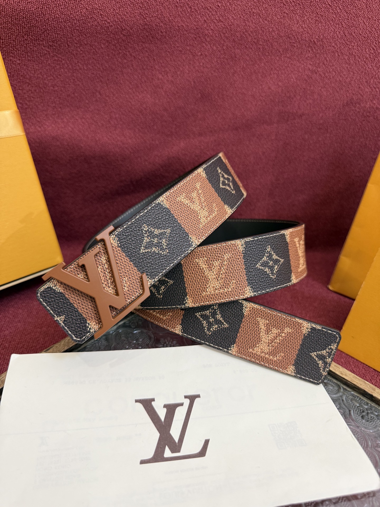 NO:755416,The LV Dimension 4.0 double-sided belt introduces classic style into a new size design. The leather is embossed with LV letters and Monogram flowers, which contrast with the slim LV letter buckle, making the brand logo low-key and complete the trend transformation. Belts, louis vuitton19860909LV Dimension 4.0双面腰带将经典格调引入新颖尺幅设计.皮革压印 LV 字母和 Monogram 花卉,与纤秀 LV 字母搭扣相映成趣,令品牌标识低调完成潮流蜕变,皮带,louis vuitton,Belt