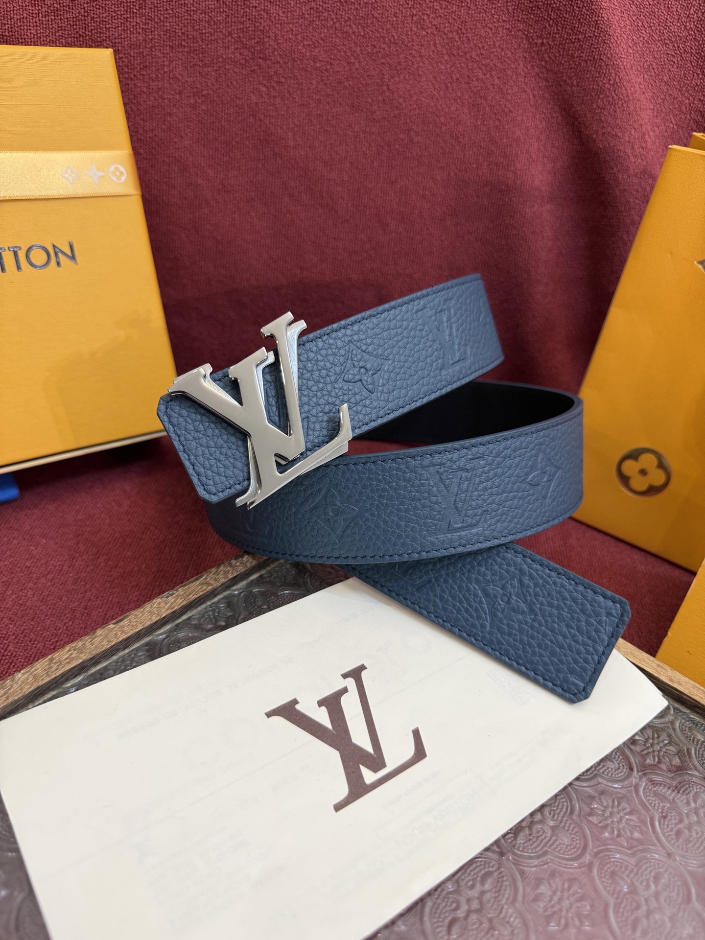 NO:763774,The LV Dimension Drift double-sided belt exudes street style with Louis Vuitton's classic elements. The Monogram pattern side is more avant-garde, the smooth leather side exudes elegance, and the finely carved buckle is unique., belt, louis vuitton, louis vuitton19860909LV Dimension Drift 双面腰带以路易威登的经典元素挥洒街头型格.Monogram 图案一面更显前卫锋芒,光滑皮革一面释放儒雅气息,精工雕琢的搭扣别出心裁.,皮带,louis vuitton,louis vuitton,Belt