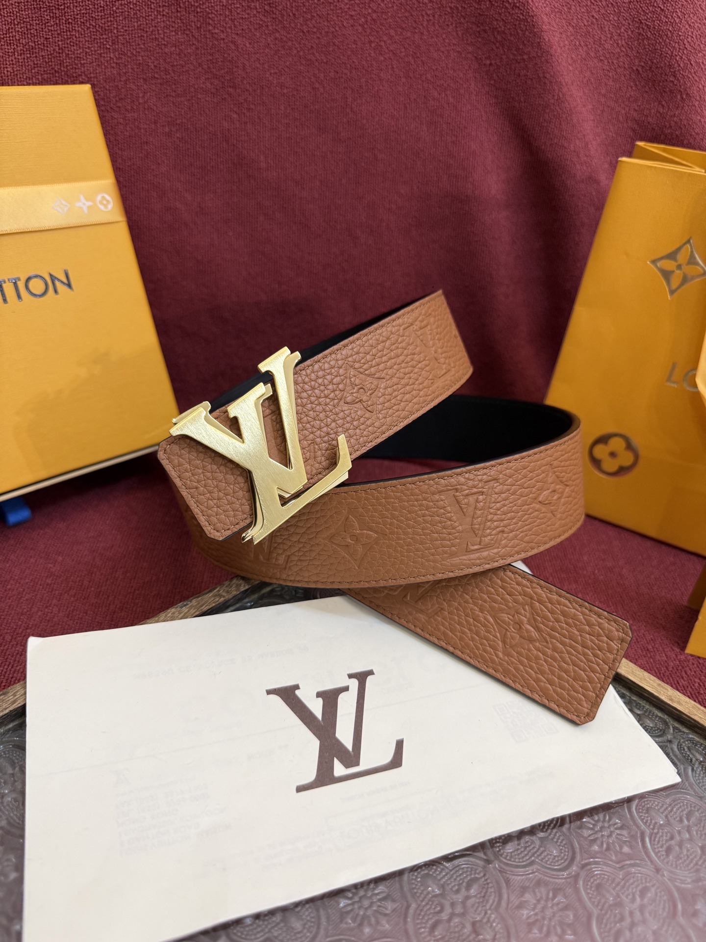 NO:755420,The LV Dimension Drift double-sided belt exudes street style with Louis Vuitton's classic elements. The Monogram pattern side is more avant-garde, the smooth leather side exudes elegance, and the finely carved buckle is unique., belt, louis vuitton, louis vuitton19860909LV Dimension Drift 双面腰带以路易威登的经典元素挥洒街头型格.Monogram 图案一面更显前卫锋芒,光滑皮革一面释放儒雅气息,精工雕琢的搭扣别出心裁.,皮带,louis vuitton,louis vuitton,Belt