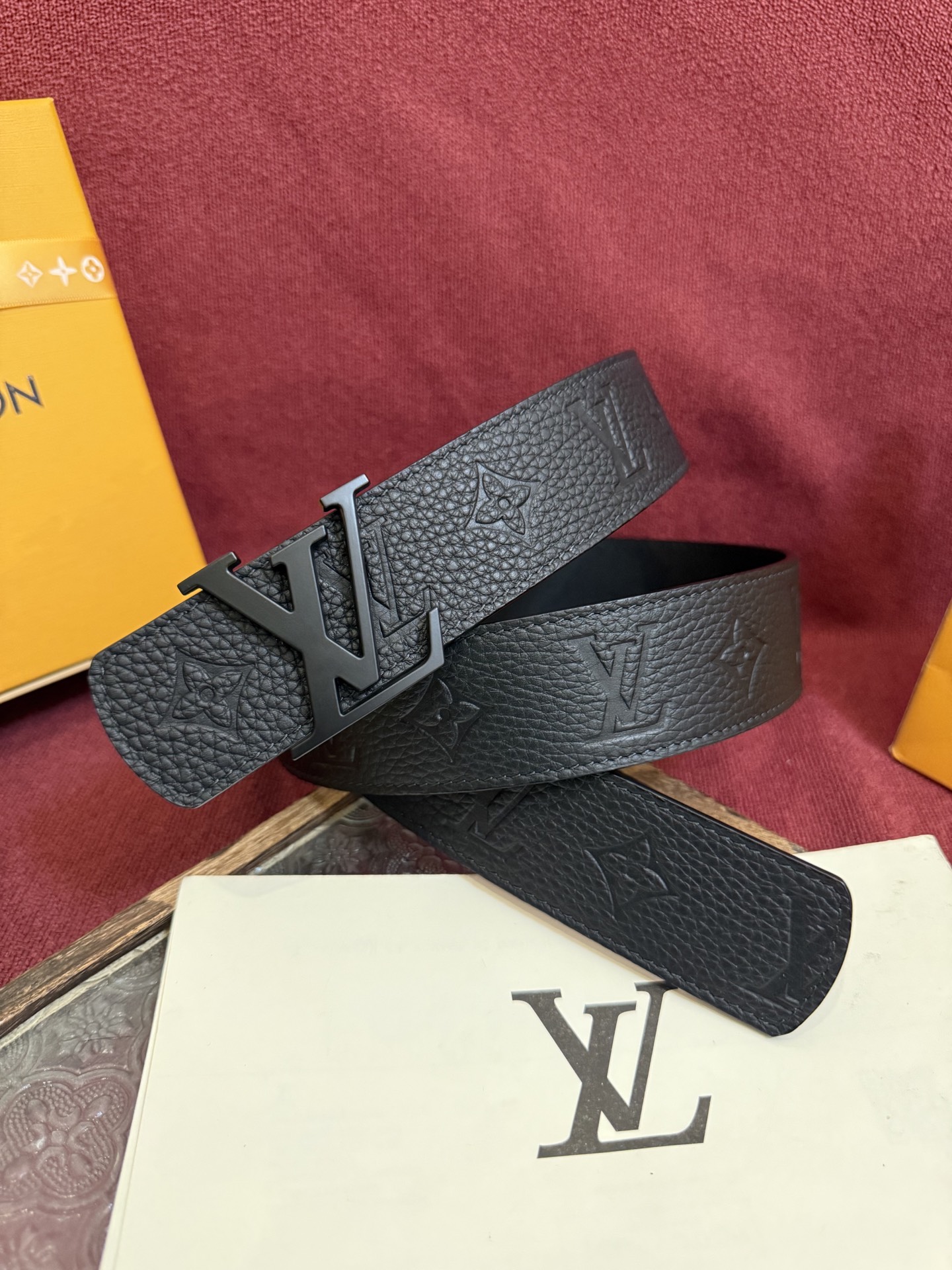NO:763797,The LV Dimension 4.0 double-sided belt introduces classic style into a new size design. The leather is embossed with LV letters and Monogram flowers, which contrast with the slim LV letter buckle, making the brand logo low-key and complete the trend transformation. Belts, louis vuitton19860909LV Dimension 4.0双面腰带将经典格调引入新颖尺幅设计.皮革压印 LV 字母和 Monogram 花卉,与纤秀 LV 字母搭扣相映成趣,令品牌标识低调完成潮流蜕变,皮带,louis vuitton,Belt