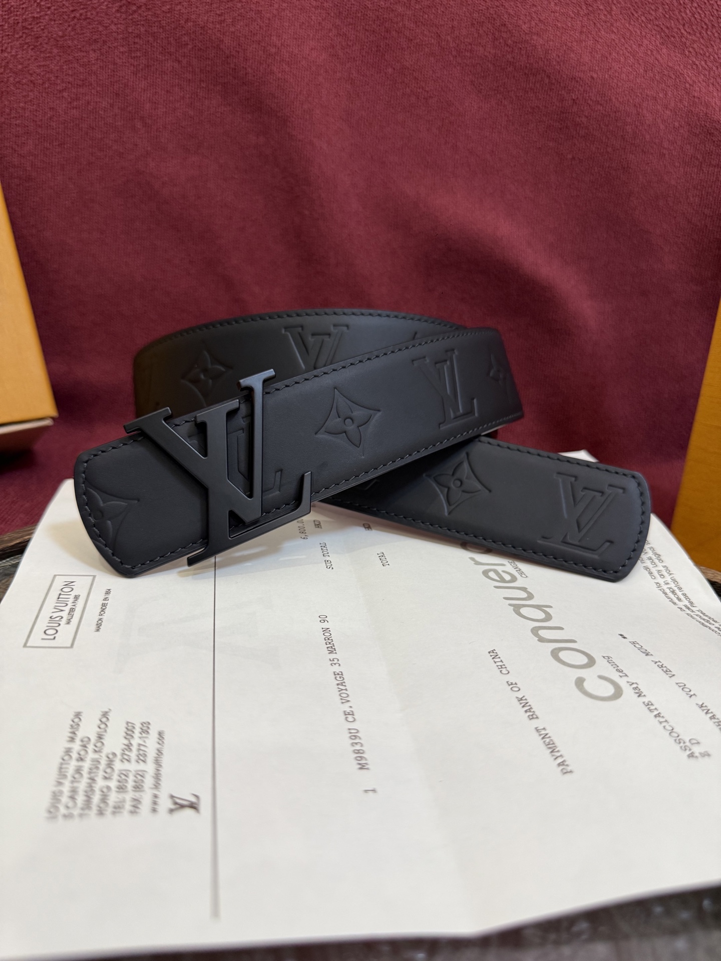 NO:763941,The LV Dimension 4.0 double-sided belt introduces classic style into a new size design. The leather is embossed with LV letters and Monogram flowers, which contrast with the slim LV letter buckle, making the brand logo low-key and complete the trend transformation. Belts, louis vuitton19860909LV Dimension 4.0双面腰带将经典格调引入新颖尺幅设计.皮革压印 LV 字母和 Monogram 花卉,与纤秀 LV 字母搭扣相映成趣,令品牌标识低调完成潮流蜕变,皮带,louis vuitton,Belt