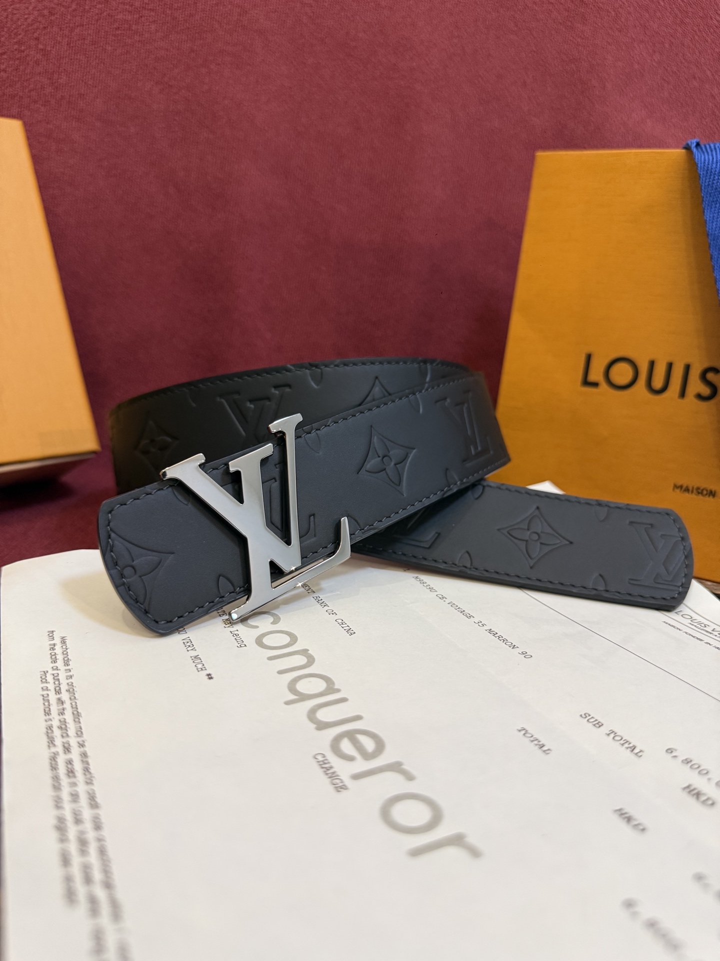 NO:763751,The LV Dimension 4.0 double-sided belt introduces classic style into a new size design. The leather is embossed with LV letters and Monogram flowers, which contrast with the slim LV letter buckle, making the brand logo low-key and complete the trend transformation. Belts, louis vuitton19860909LV Dimension 4.0双面腰带将经典格调引入新颖尺幅设计.皮革压印 LV 字母和 Monogram 花卉,与纤秀 LV 字母搭扣相映成趣,令品牌标识低调完成潮流蜕变,皮带,louis vuitton,Belt