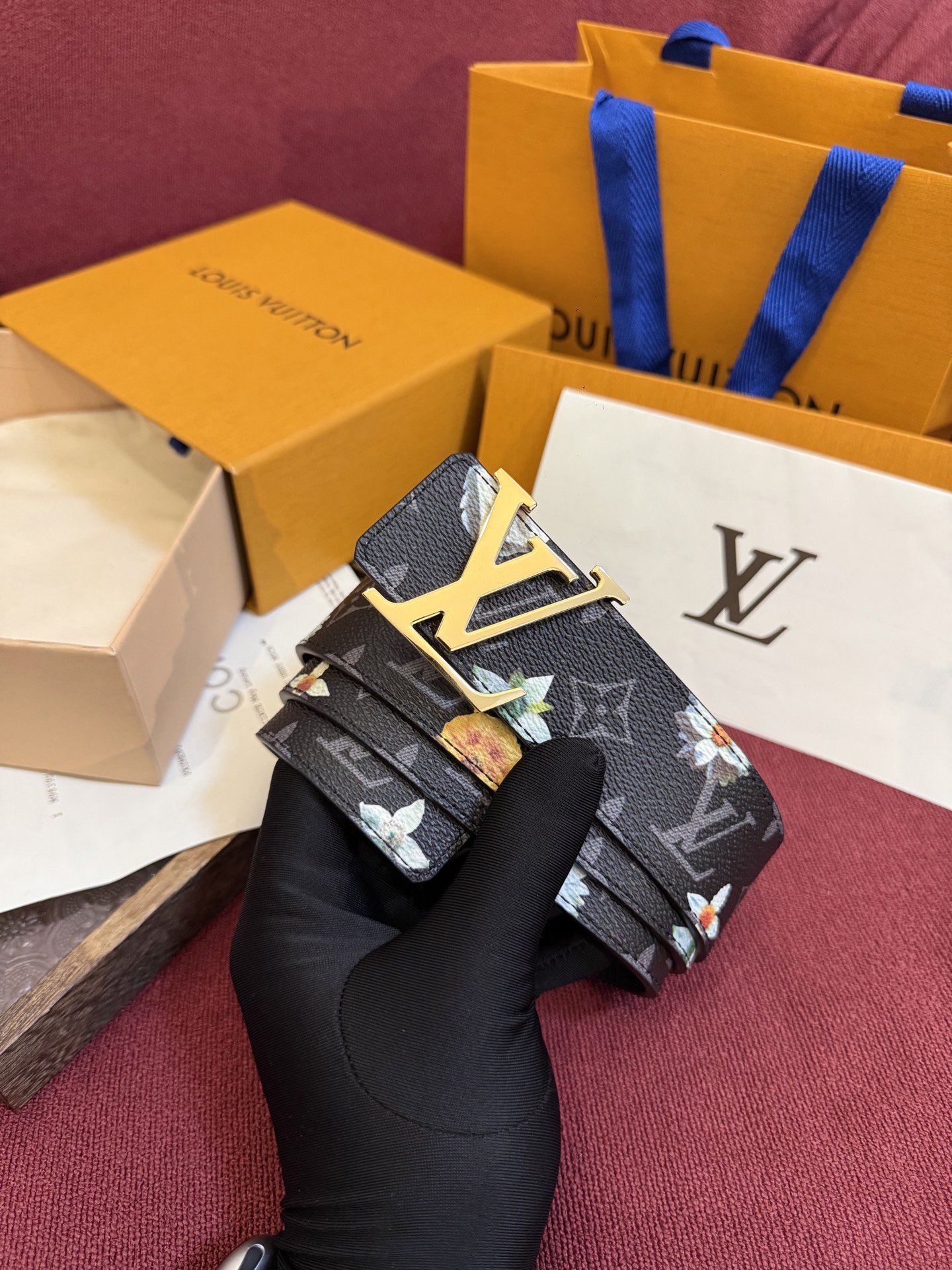 LV Initiales Monogram Flower 双面腰带以 Monogram 印花和撞色花卉焕