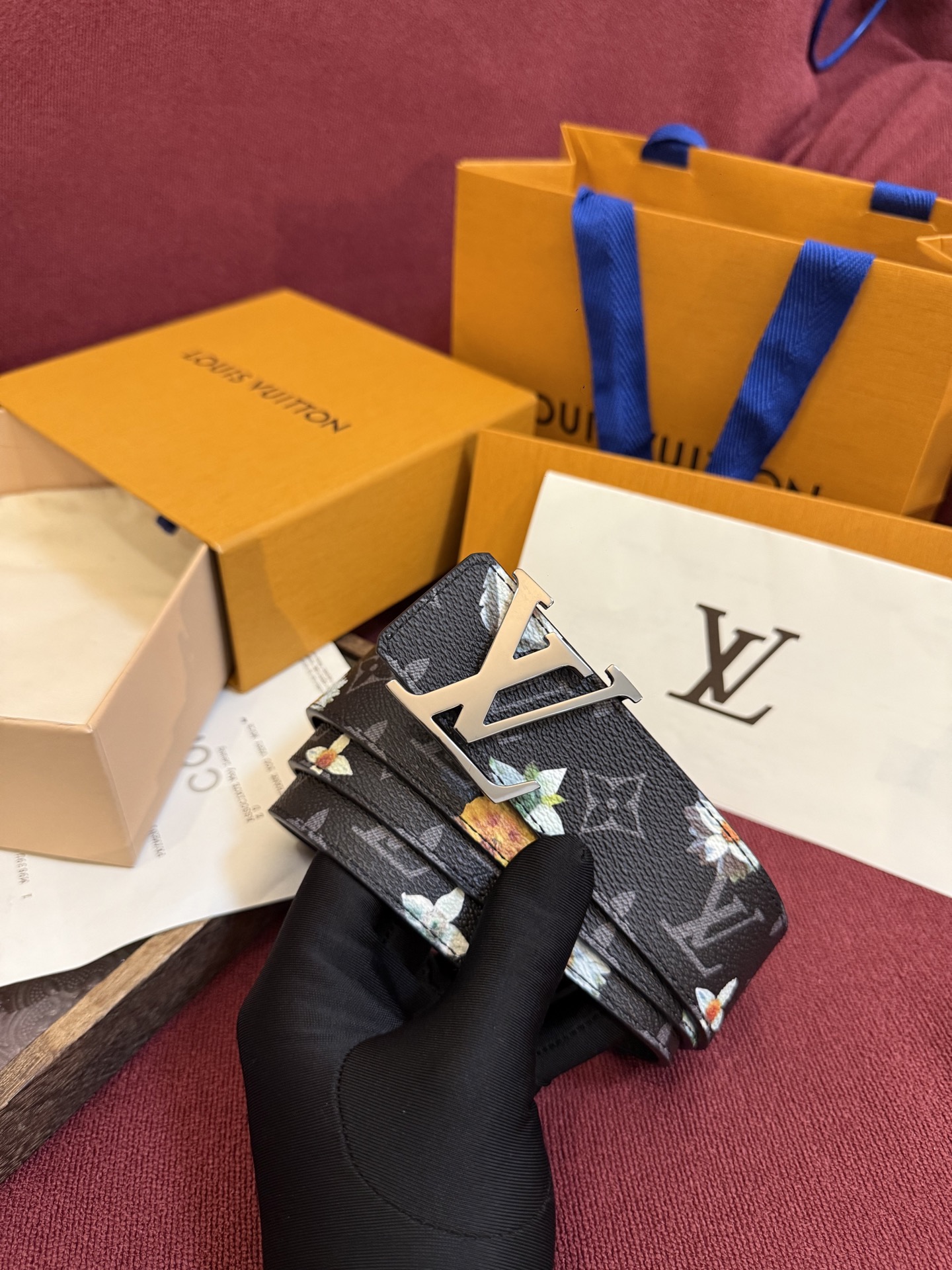 LV Initiales Monogram Flower 双面腰带以 Monogram 印花和撞色花卉焕